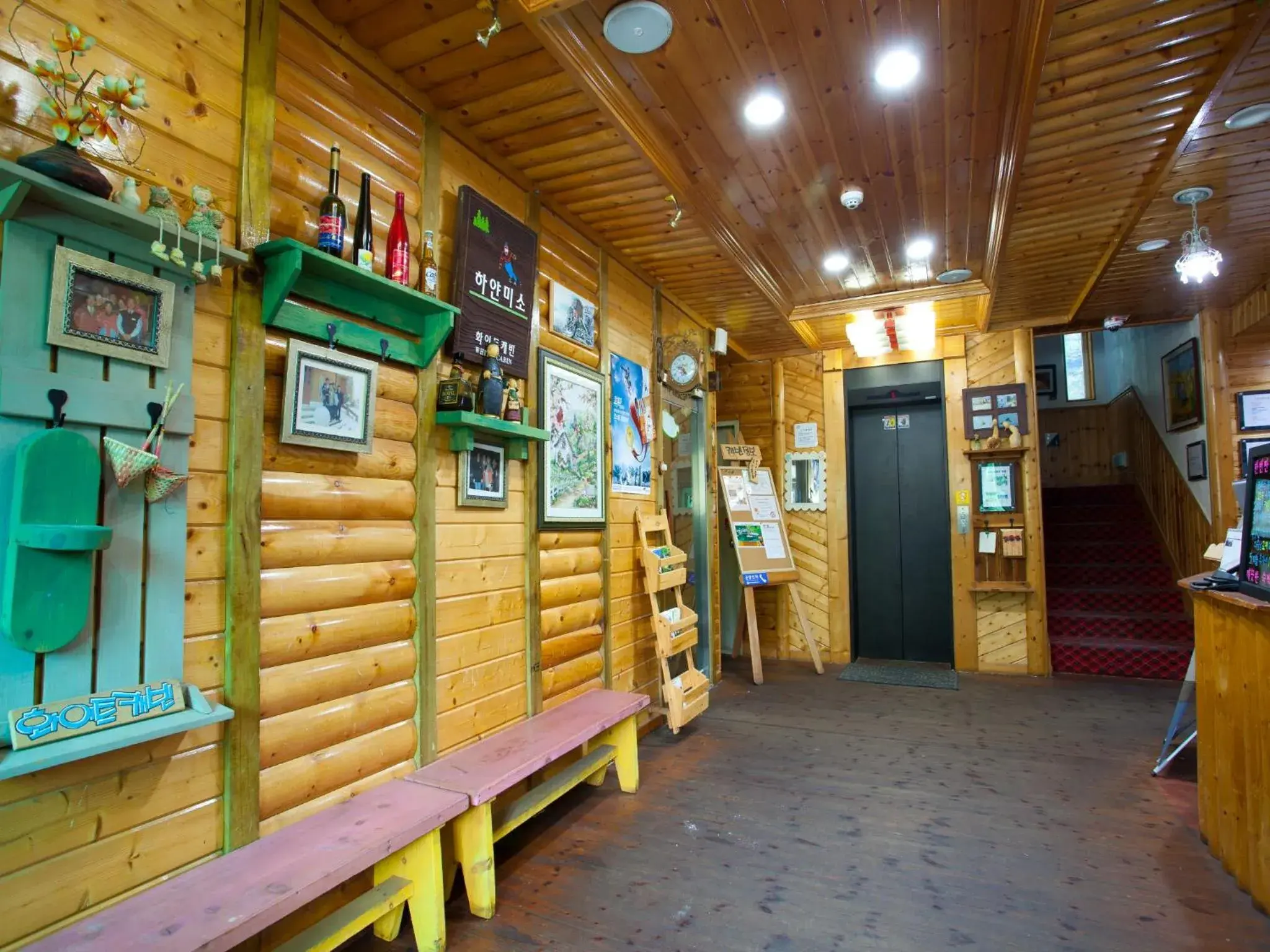 Lobby or reception, Facade/Entrance in White Cabin
