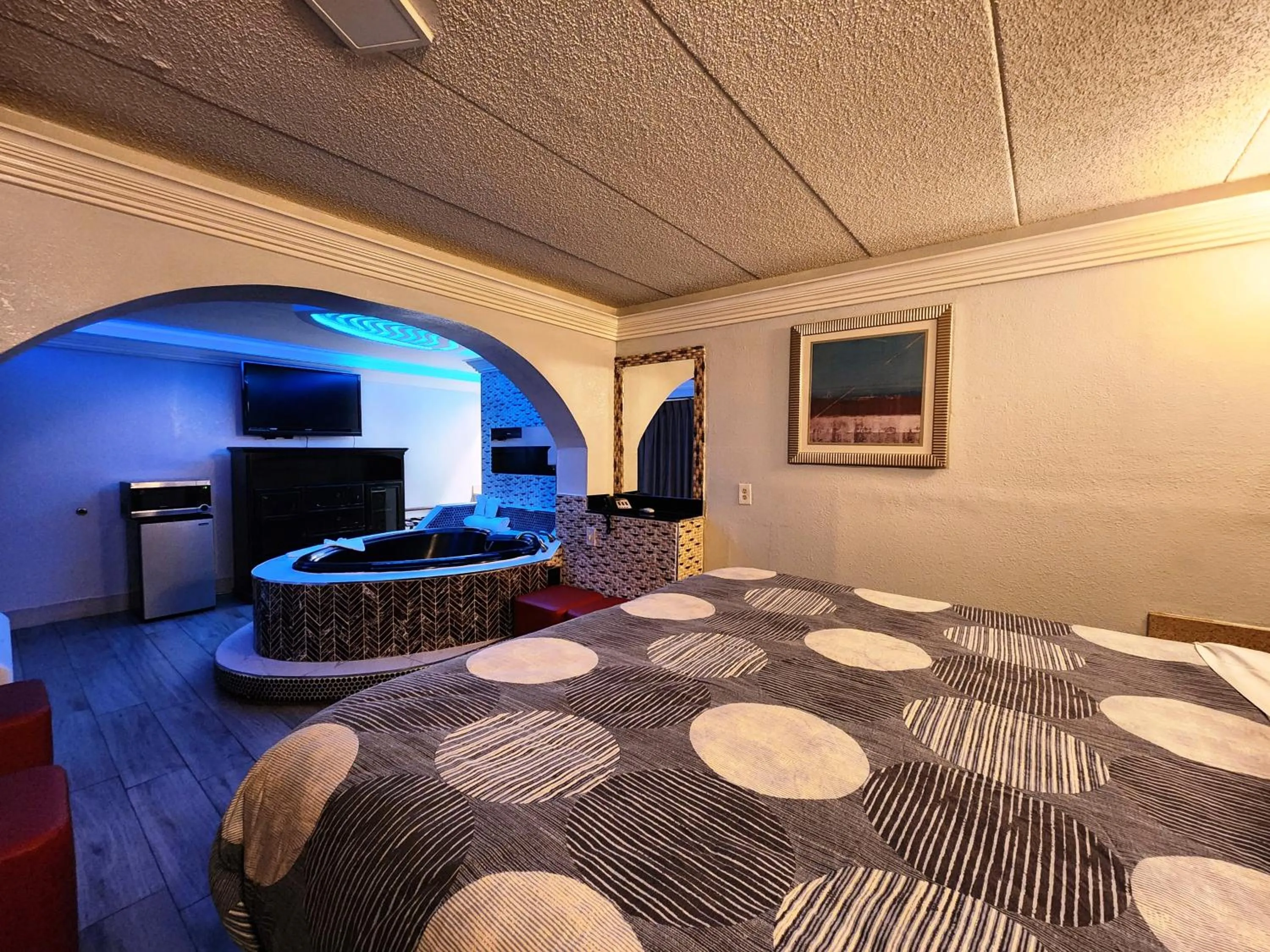 Bed in Americas Best Value Inn and Suites Little Rock