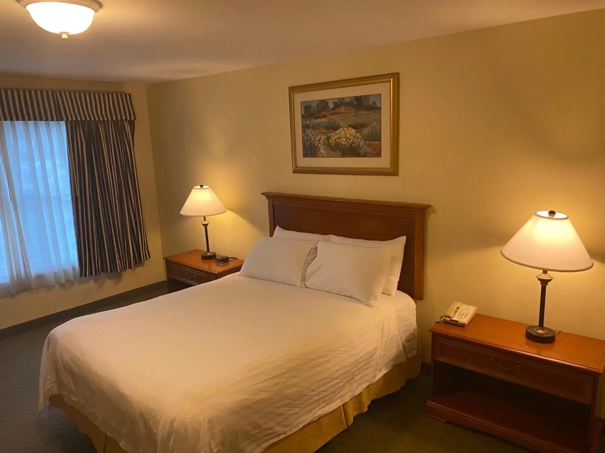 Bed in White River Inn & Suites