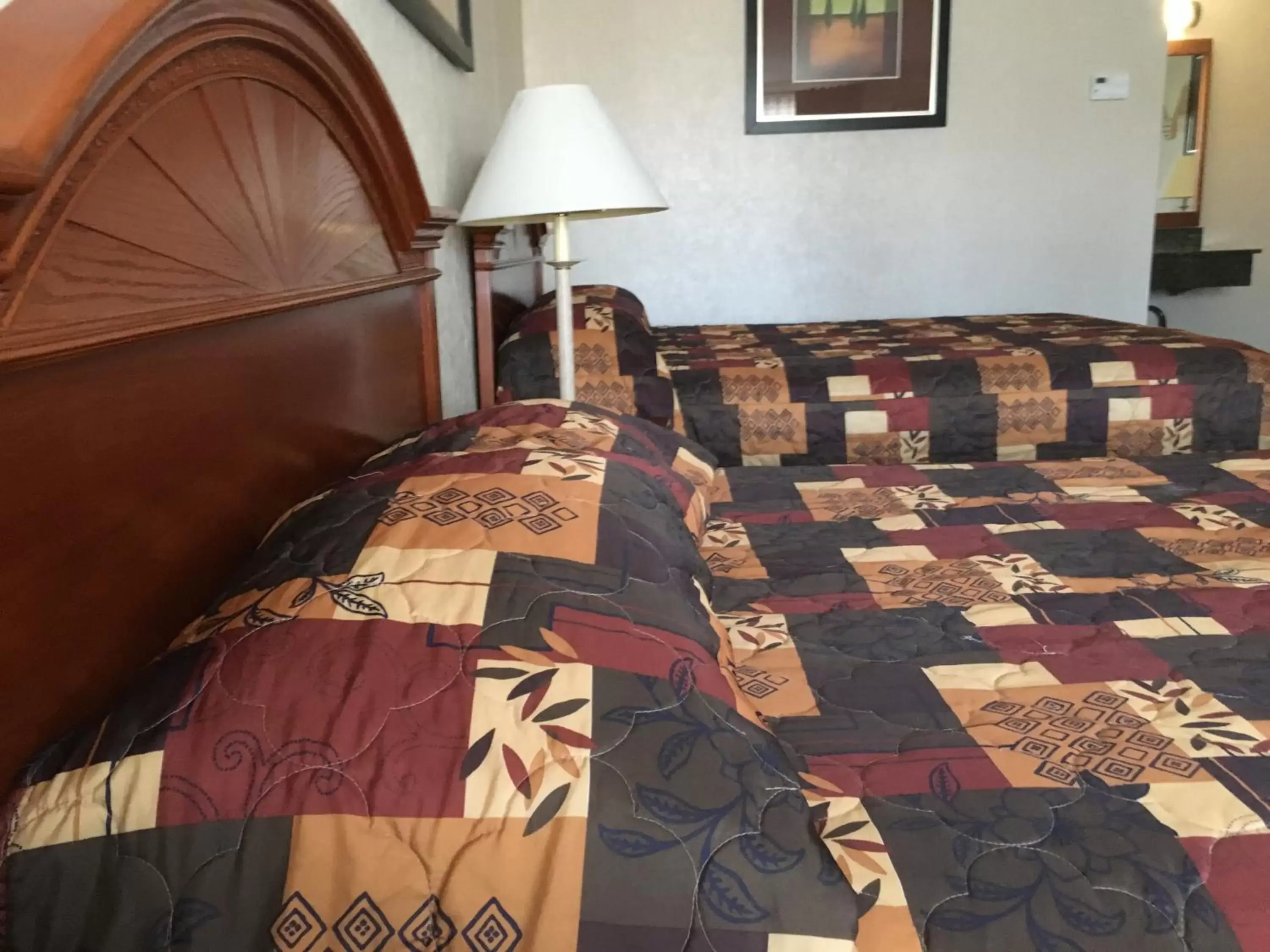 Bed in Landmark Motor Inn