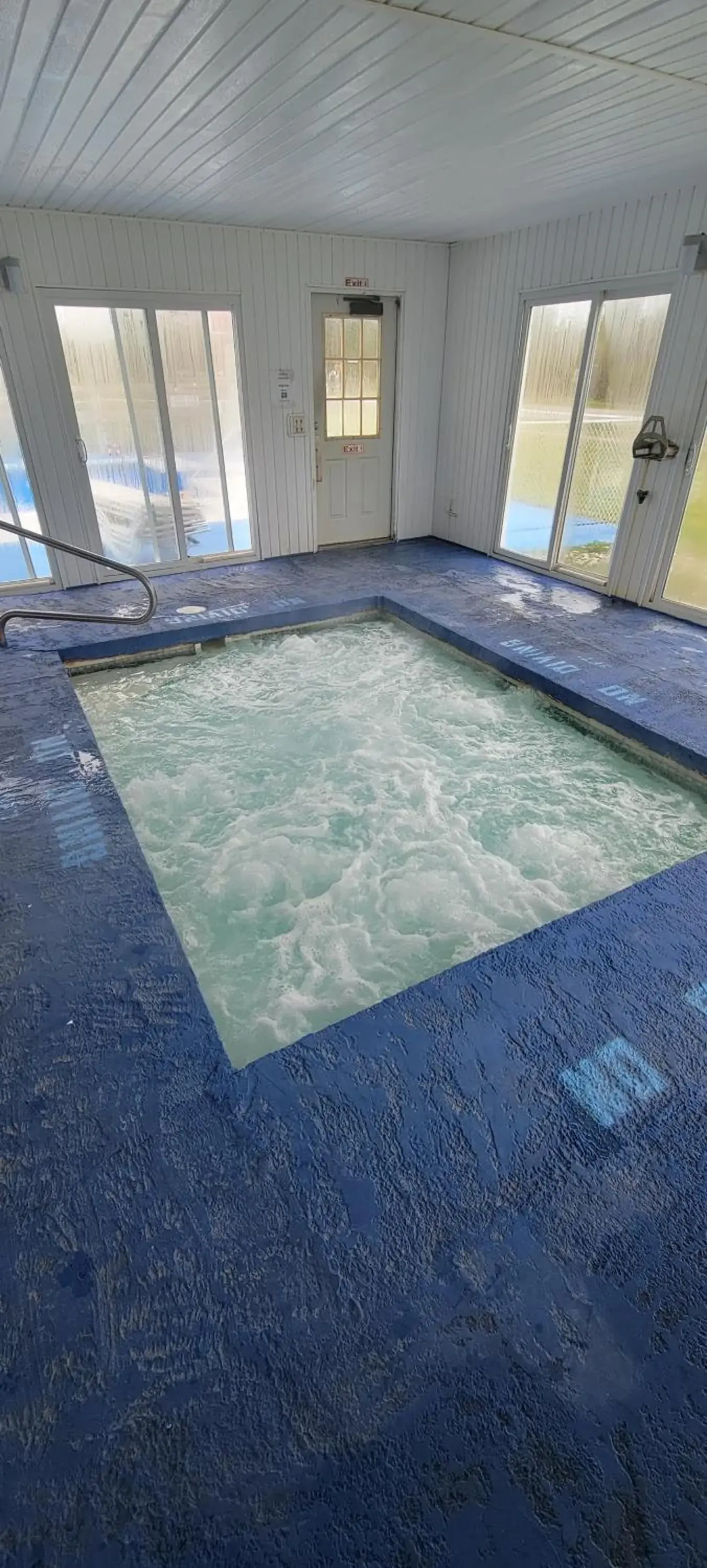 Hot Tub, Swimming Pool in Thunderbird Inn of Mackinaw City