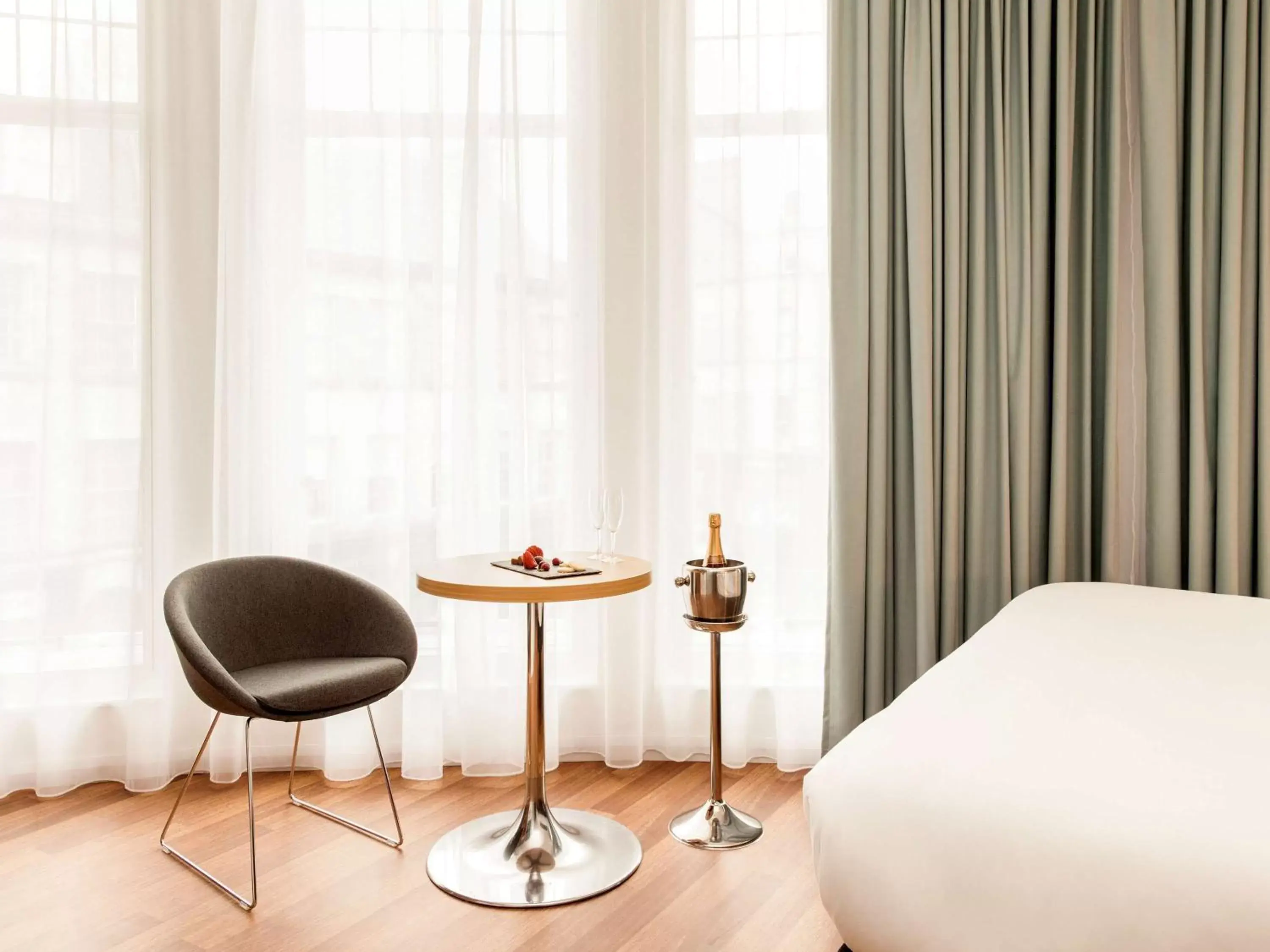 Photo of the whole room, Bed in ibis Edinburgh Centre South Bridge – Royal Mile Photo of the whole room, Bed in ibis Edinburgh Centre South Bridge – Royal Mile