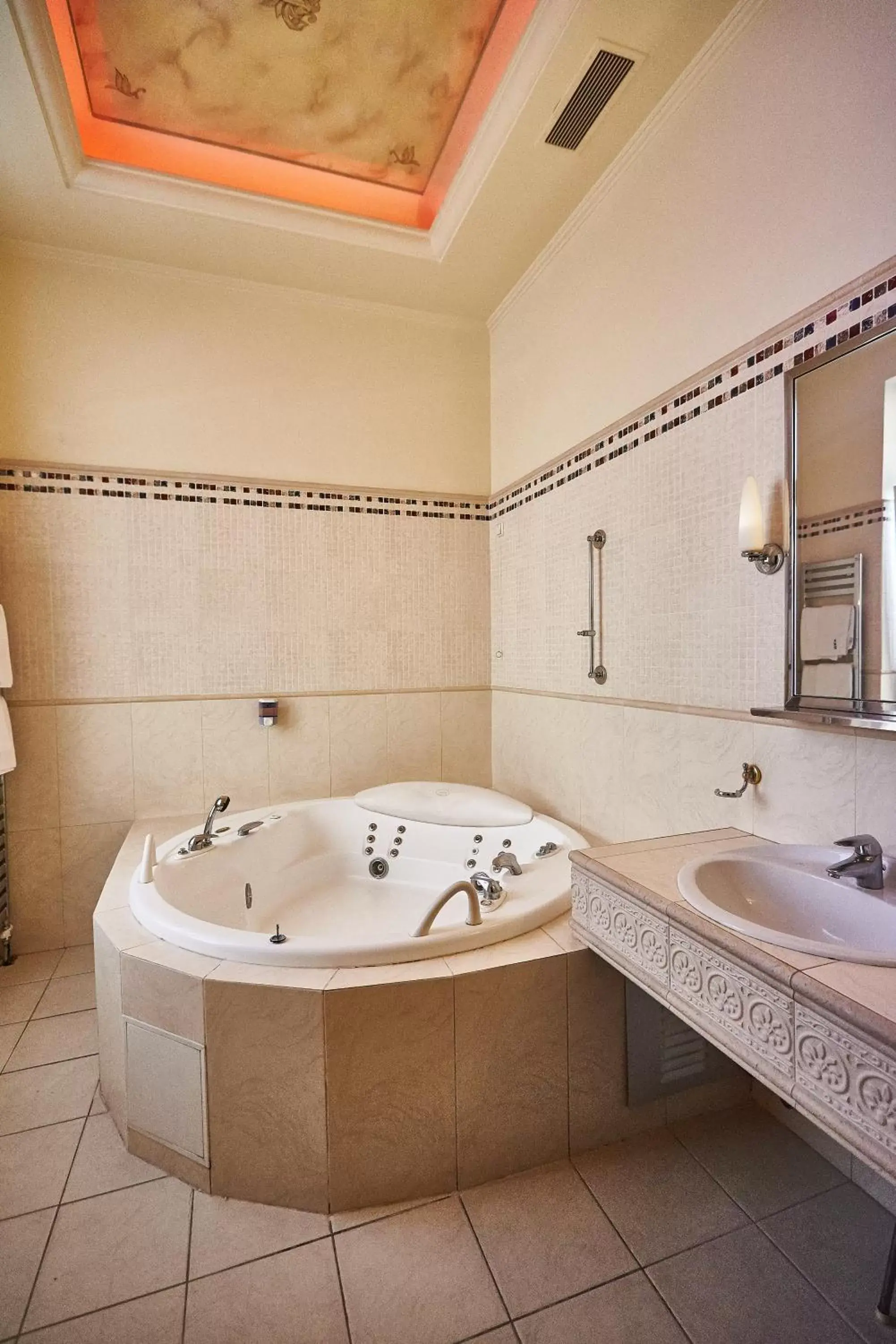 Hot Tub, Bathroom in Exis Hotel