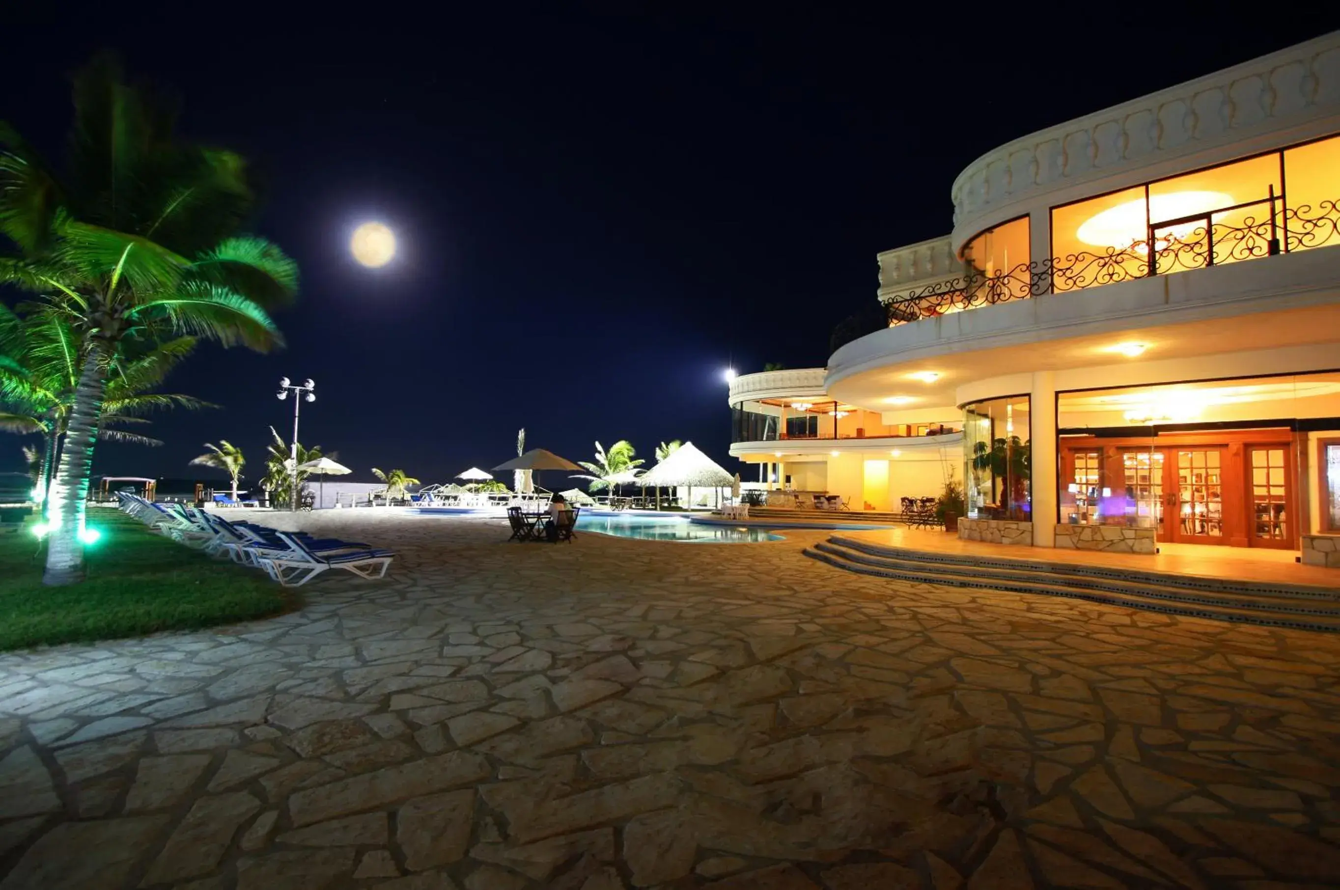 Restaurant/places to eat, Property Building in Hotel Arenas Del Mar Resort
