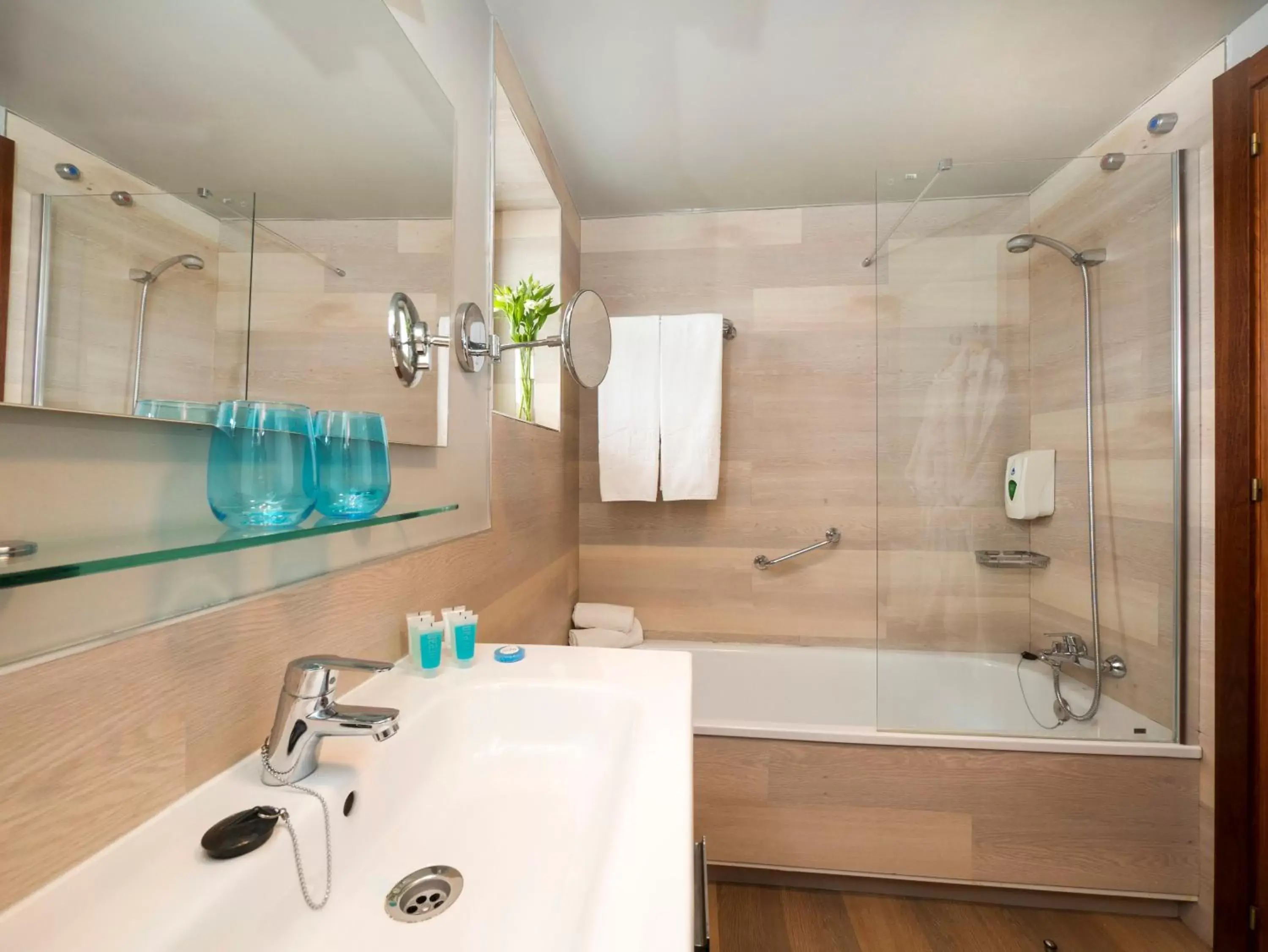 Bathroom in Hotel Helios Costa Tropical