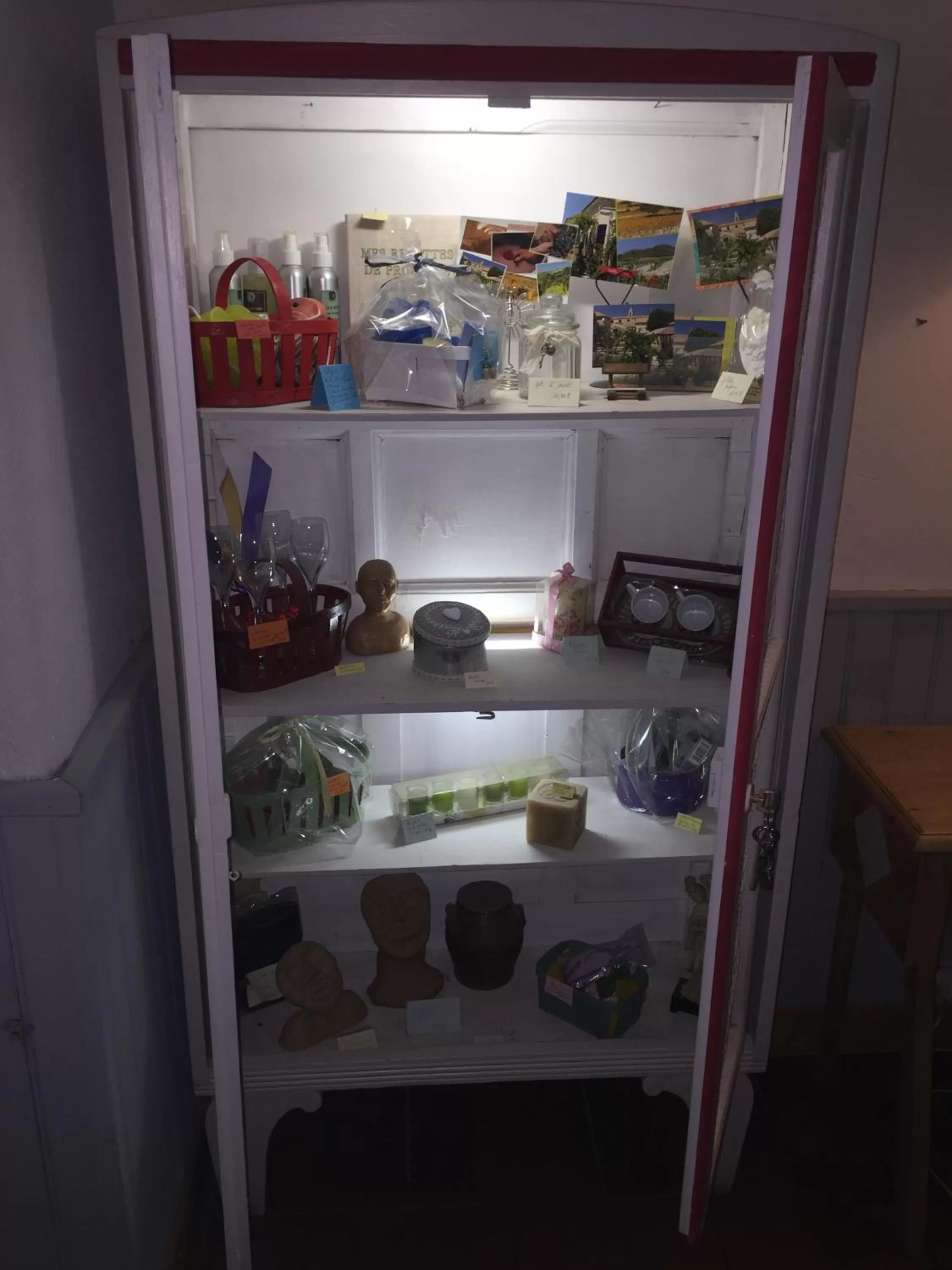 On-site shops in Logis Auberge De Tavel