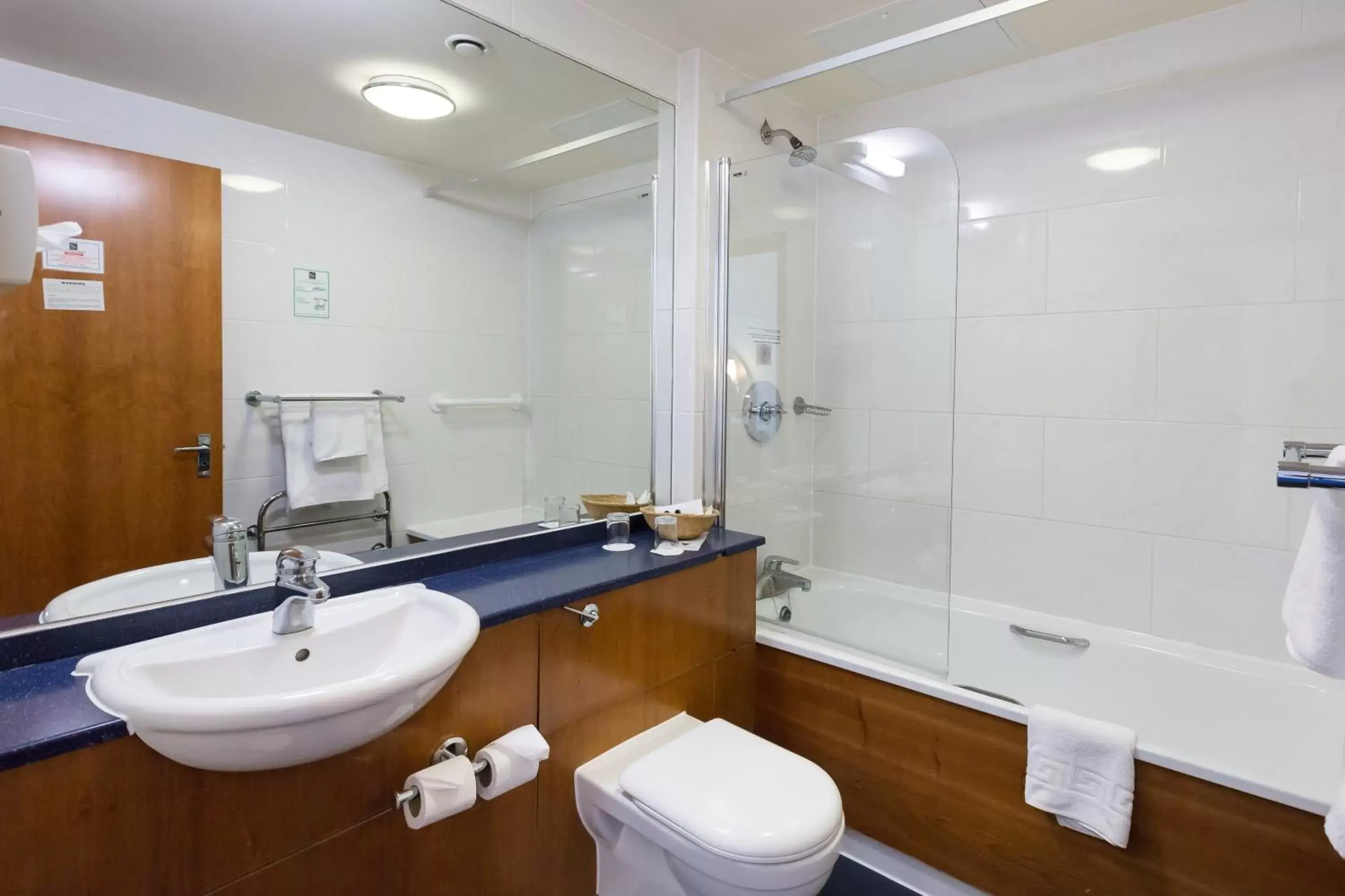 Bathroom in London - Wembley International Hotel