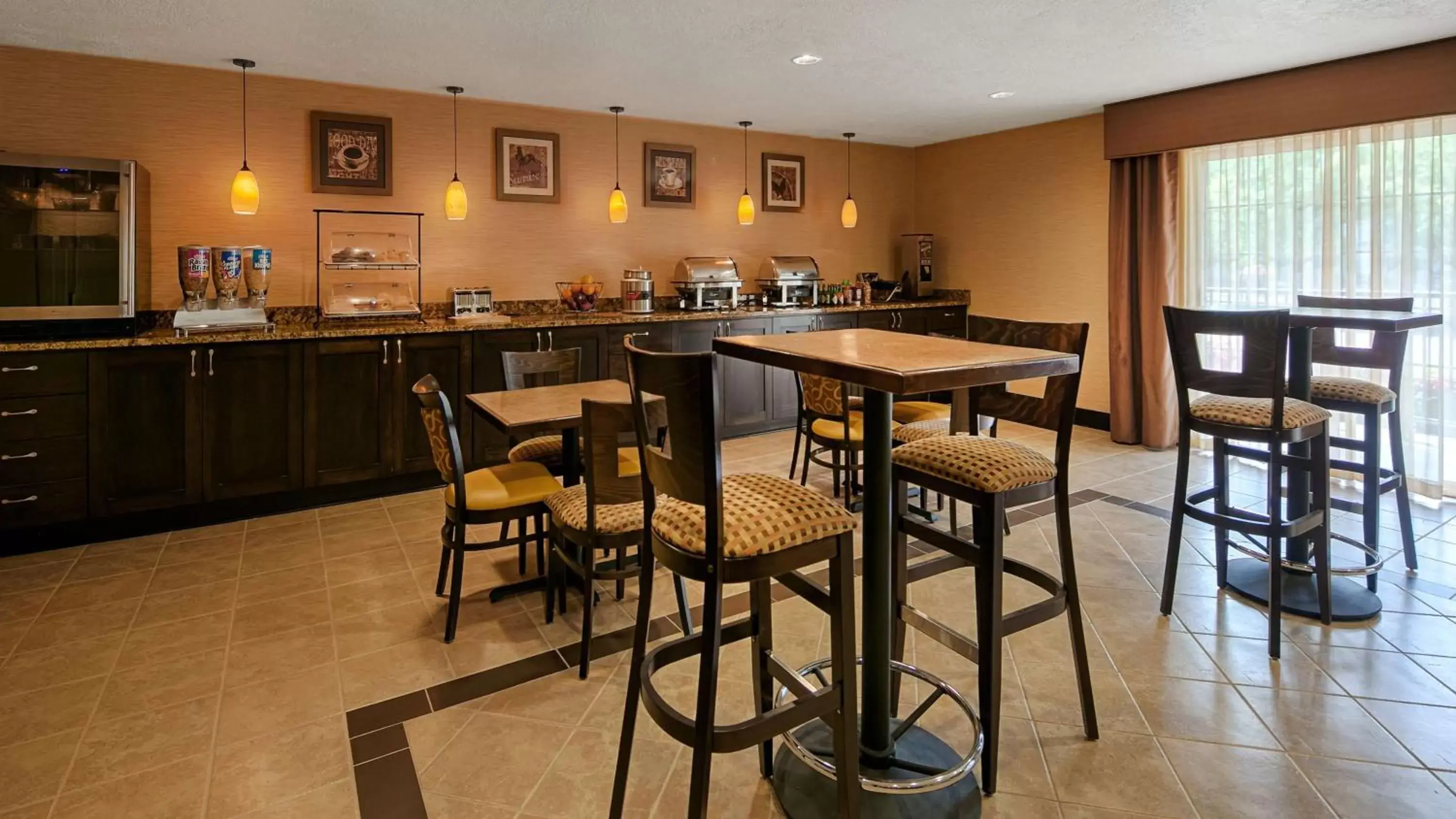 Restaurant/Places to Eat in Best Western Grand Manor Inn