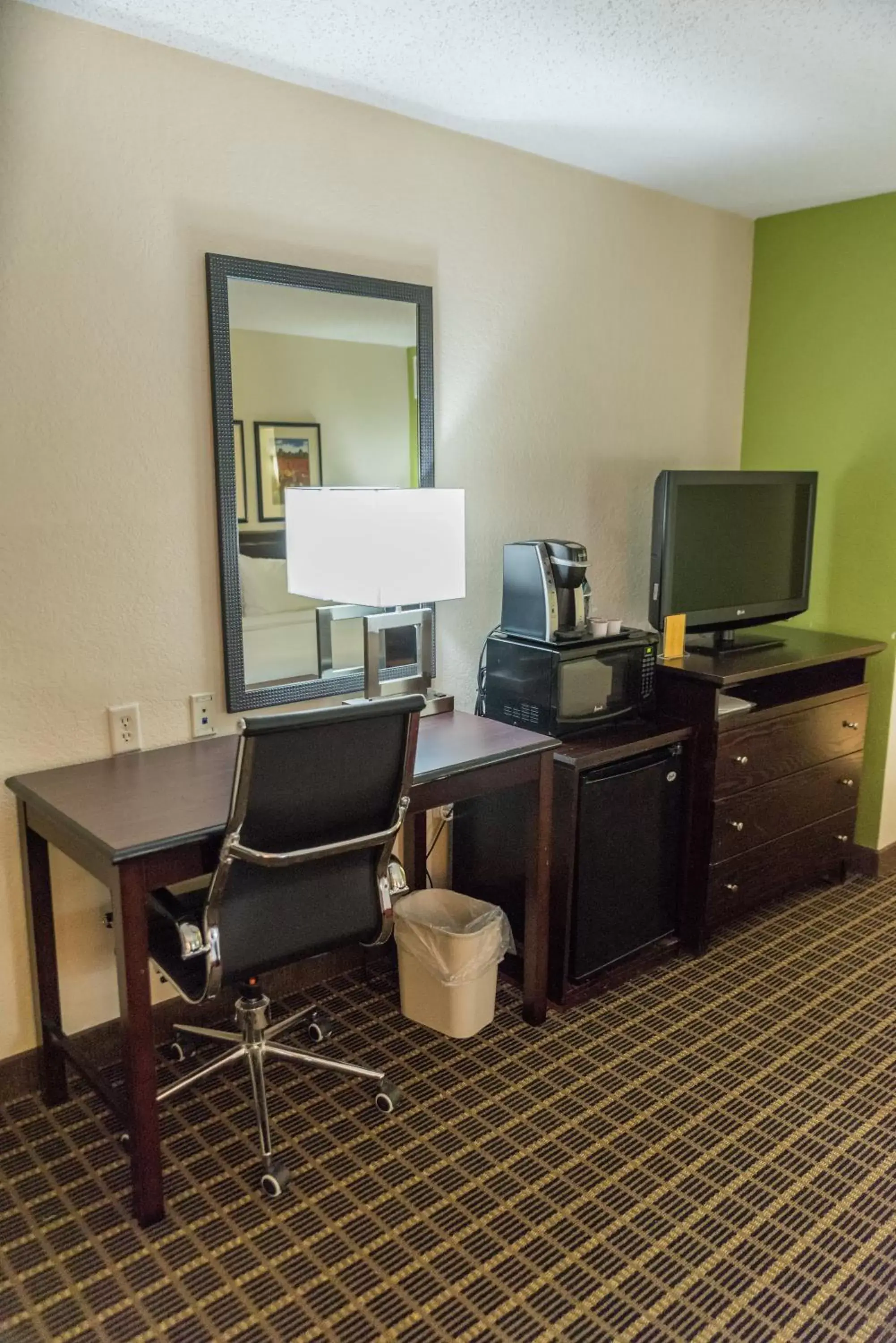 Photo of the whole room, TV/Entertainment Center in Holiday Inn Hazlet, an IHG Hotel