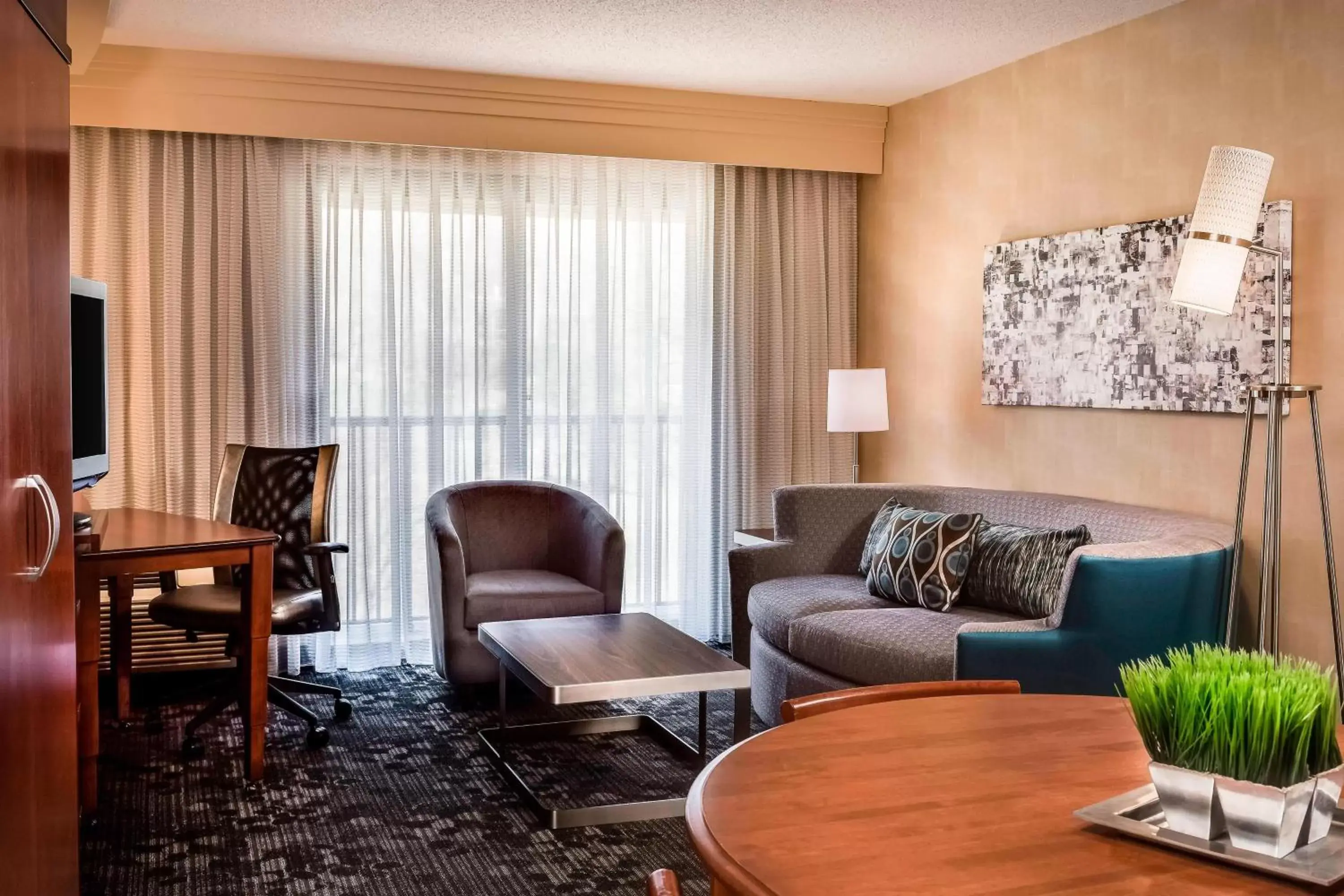 Living room, Seating Area in Courtyard by Marriott Kansas City Shawnee