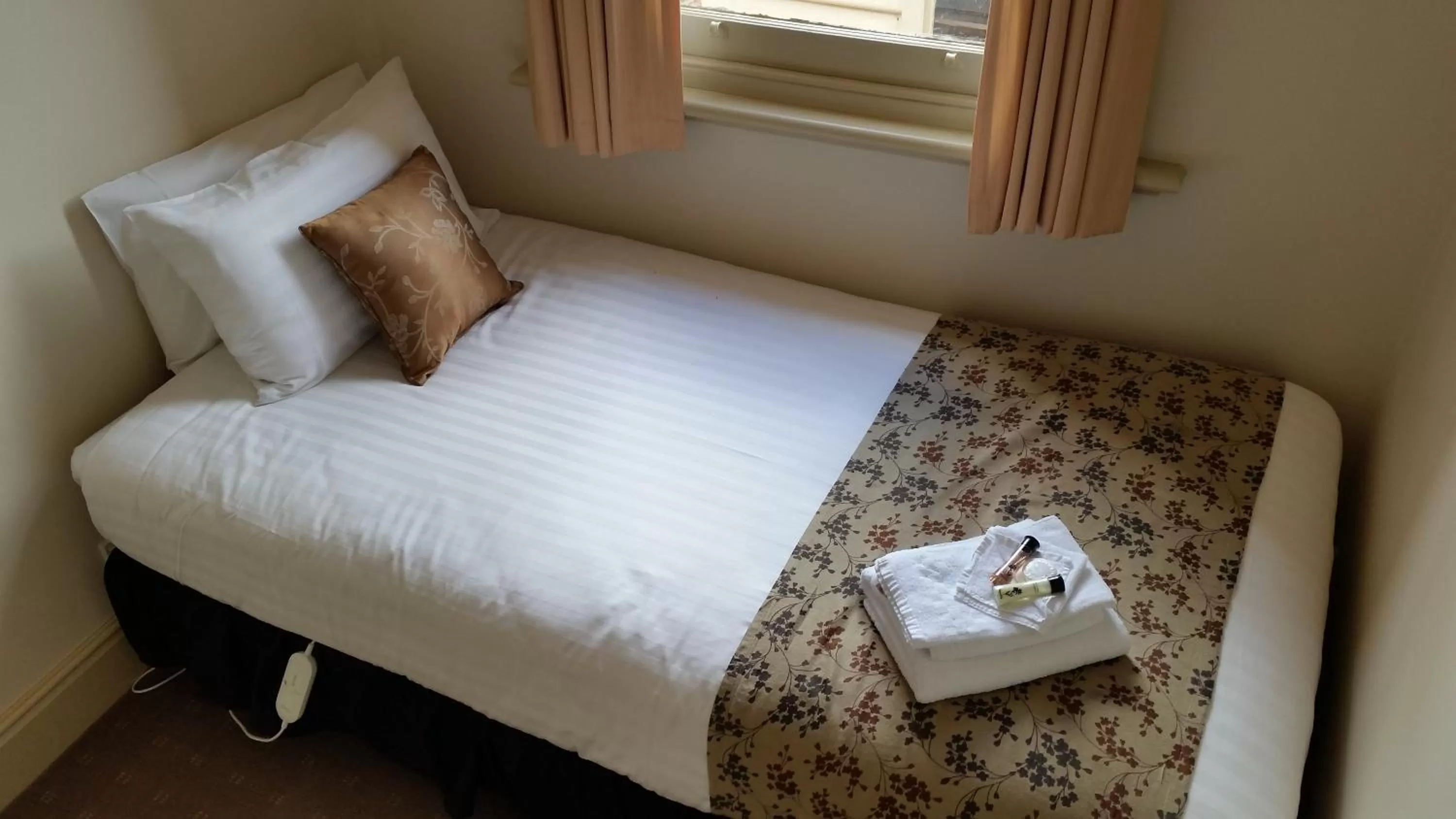 Bed in The Empire Hotel Deloraine