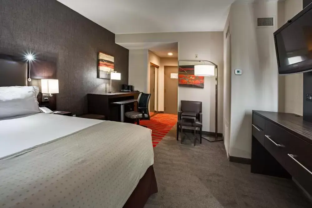 Holiday Inn Express & Suites Naples Downtown - 5th Avenue, an IHG Hotel