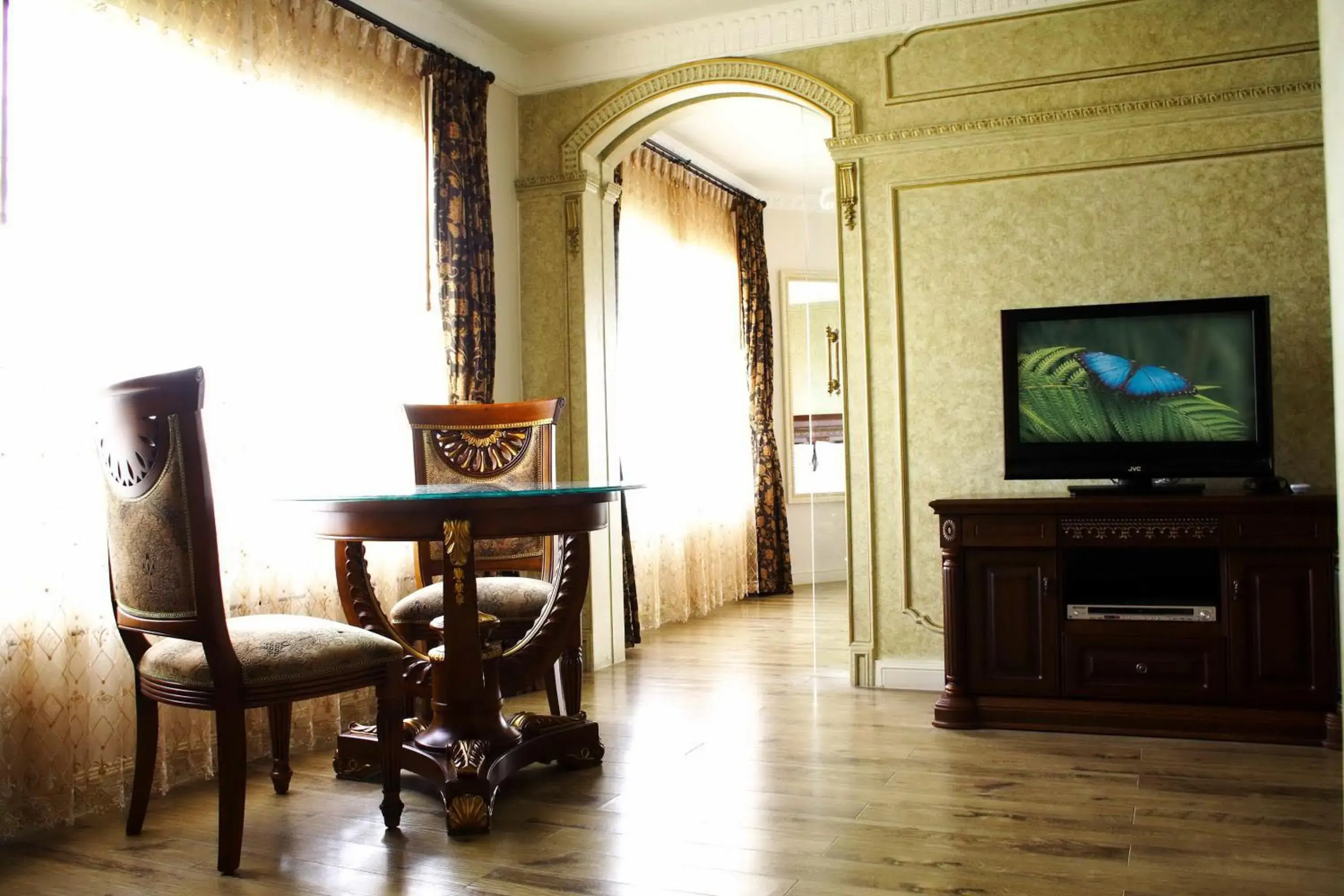 Dining area, TV/Entertainment Center in Four Seasons Place Hotel