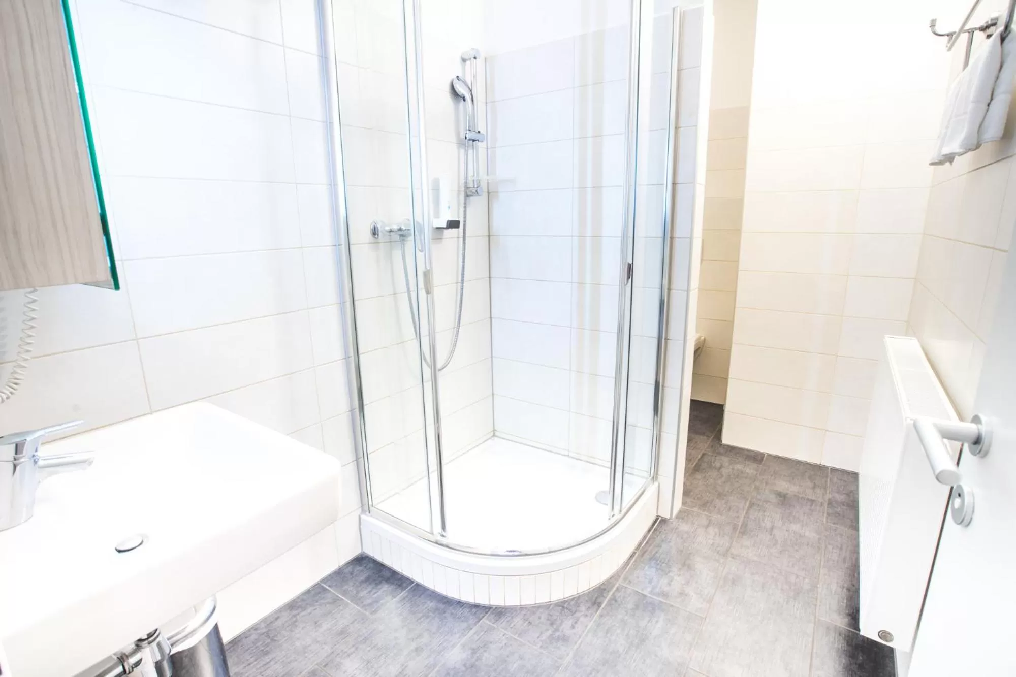 Shower in motel22 Parkplatz inklusive