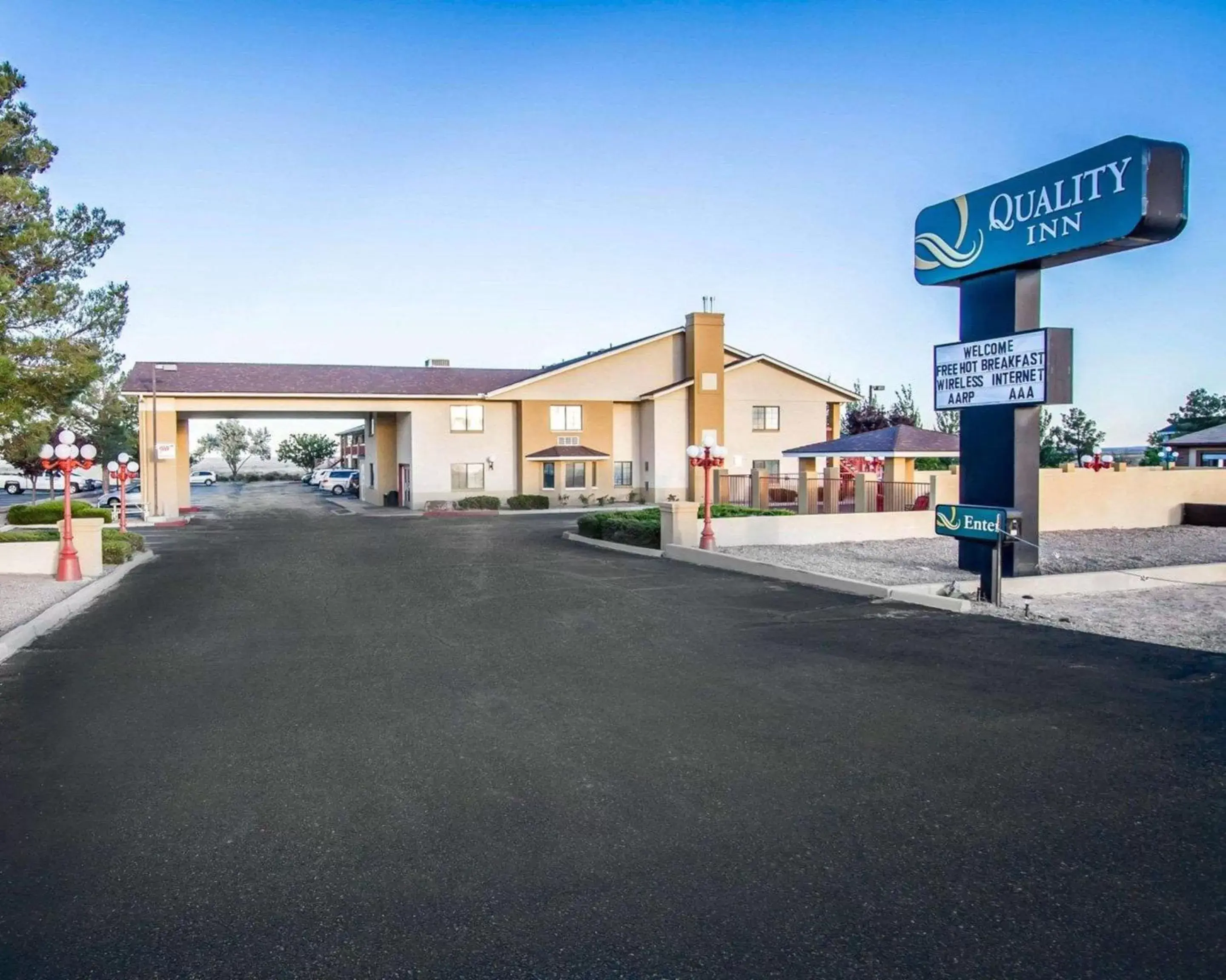Property building in Quality Inn Holbrook