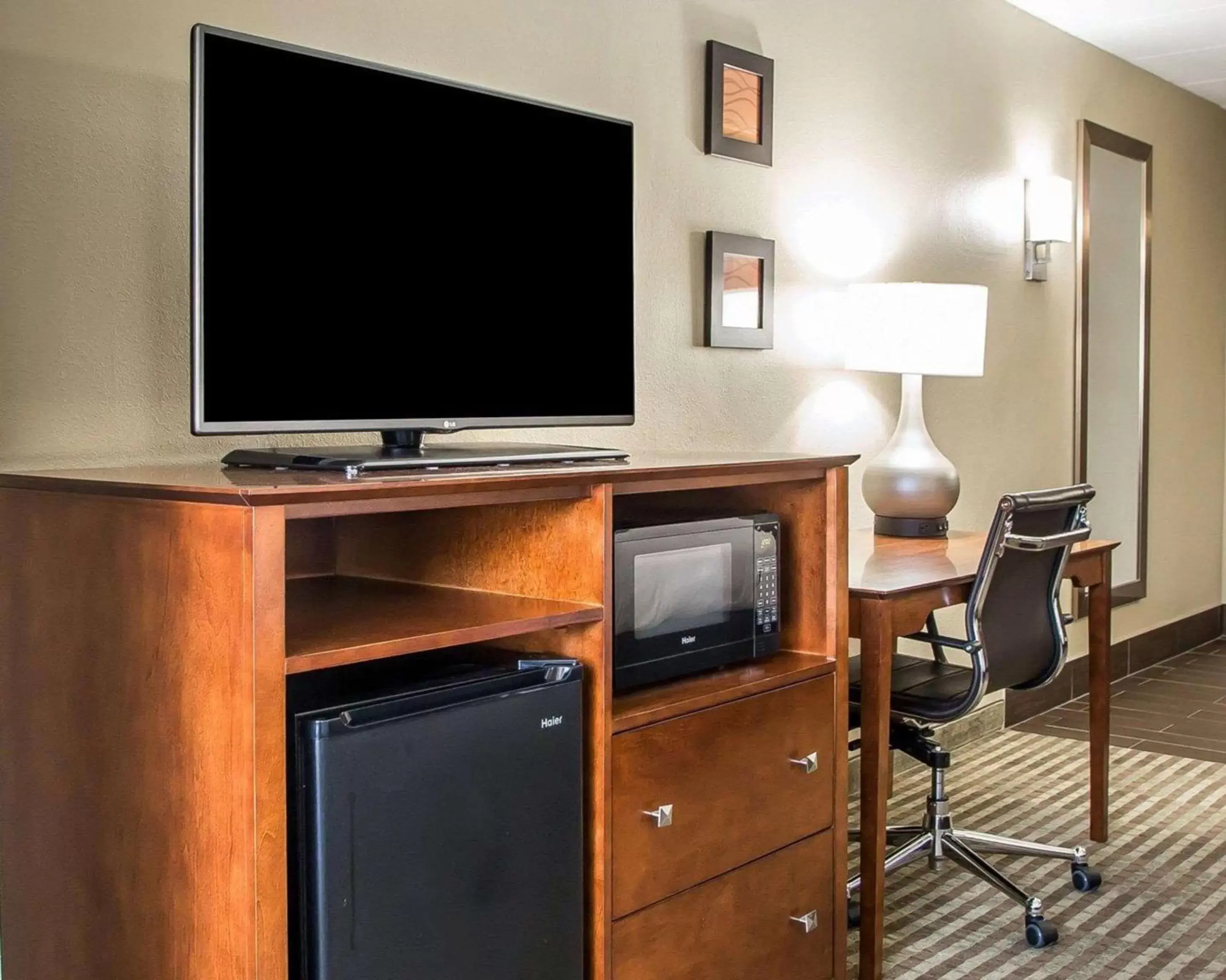 Photo of the whole room, TV/Entertainment Center in Comfort Inn Hammond I-94