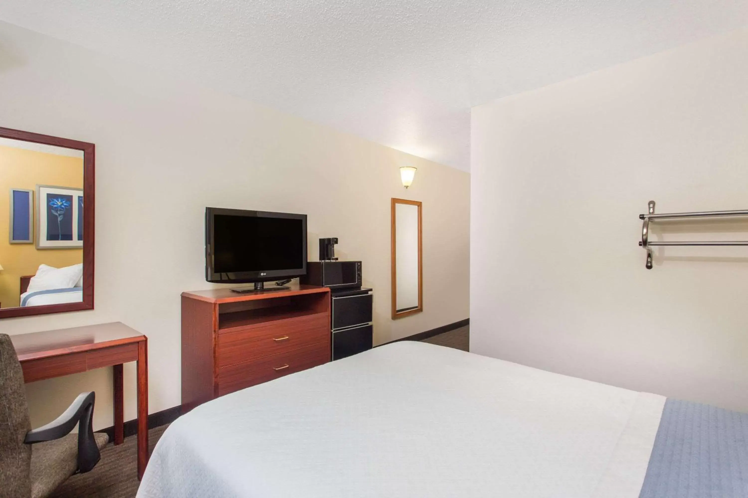 Photo of the whole room, Bed in Days Inn by Wyndham Austin