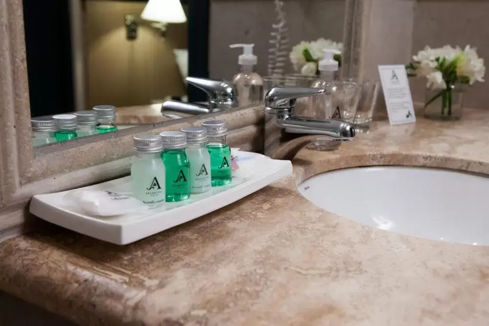 Bathroom in Argentino Hotel