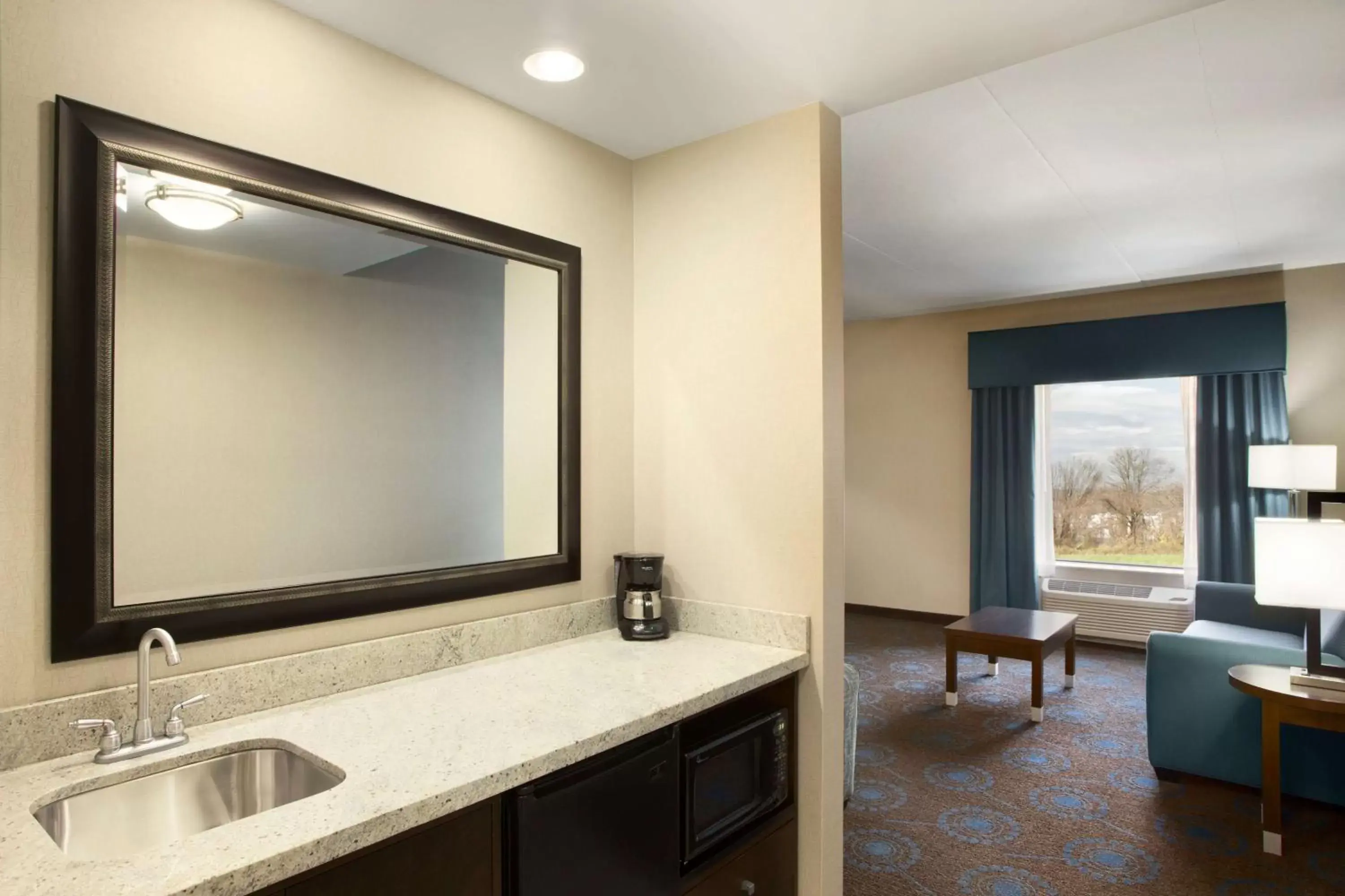 Bed, Bathroom in Hampton Inn & Suites Aberdeen/APG South