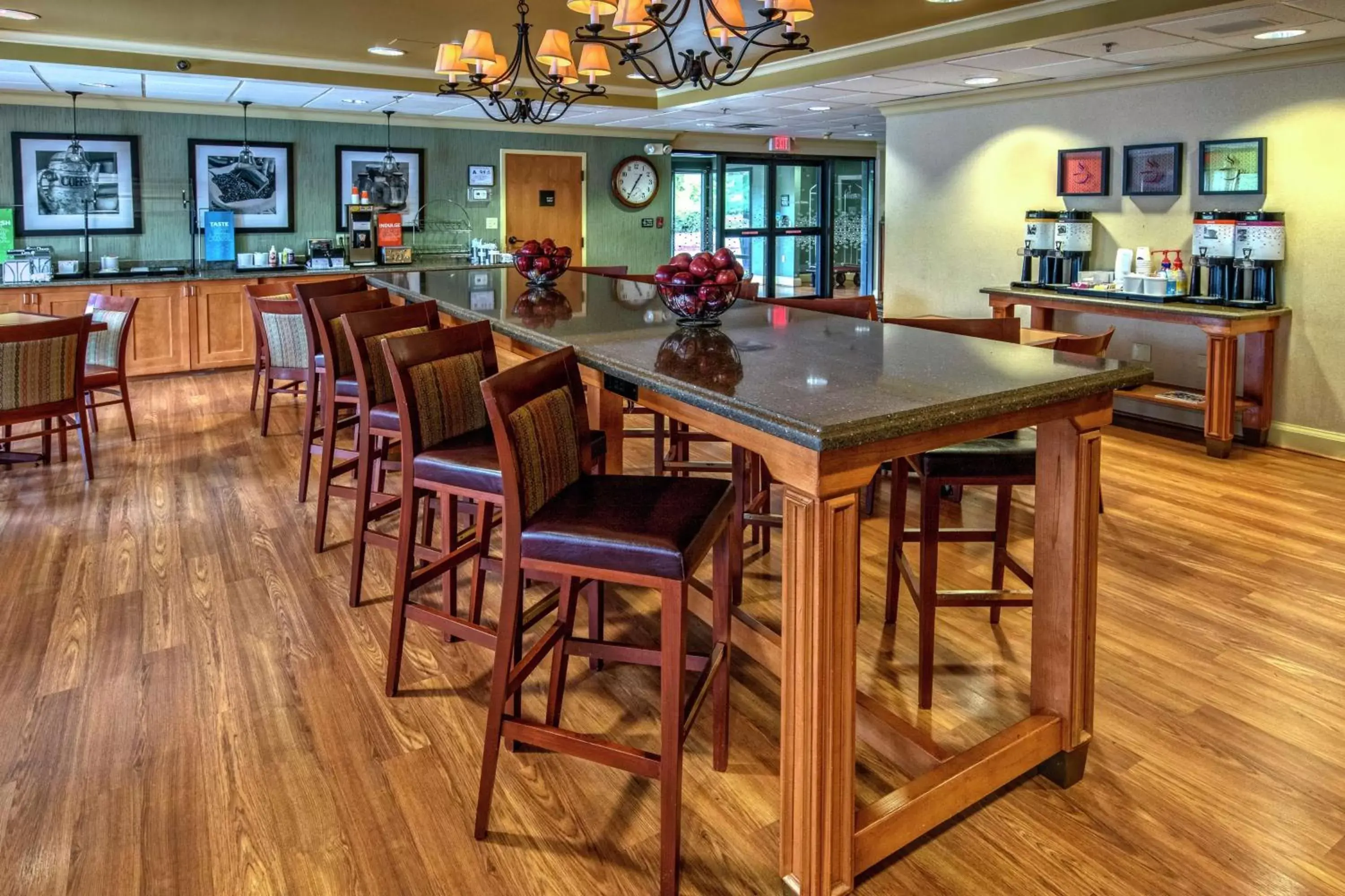 Dining area, Lounge/Bar in Hampton Inn Charlotte/Matthews