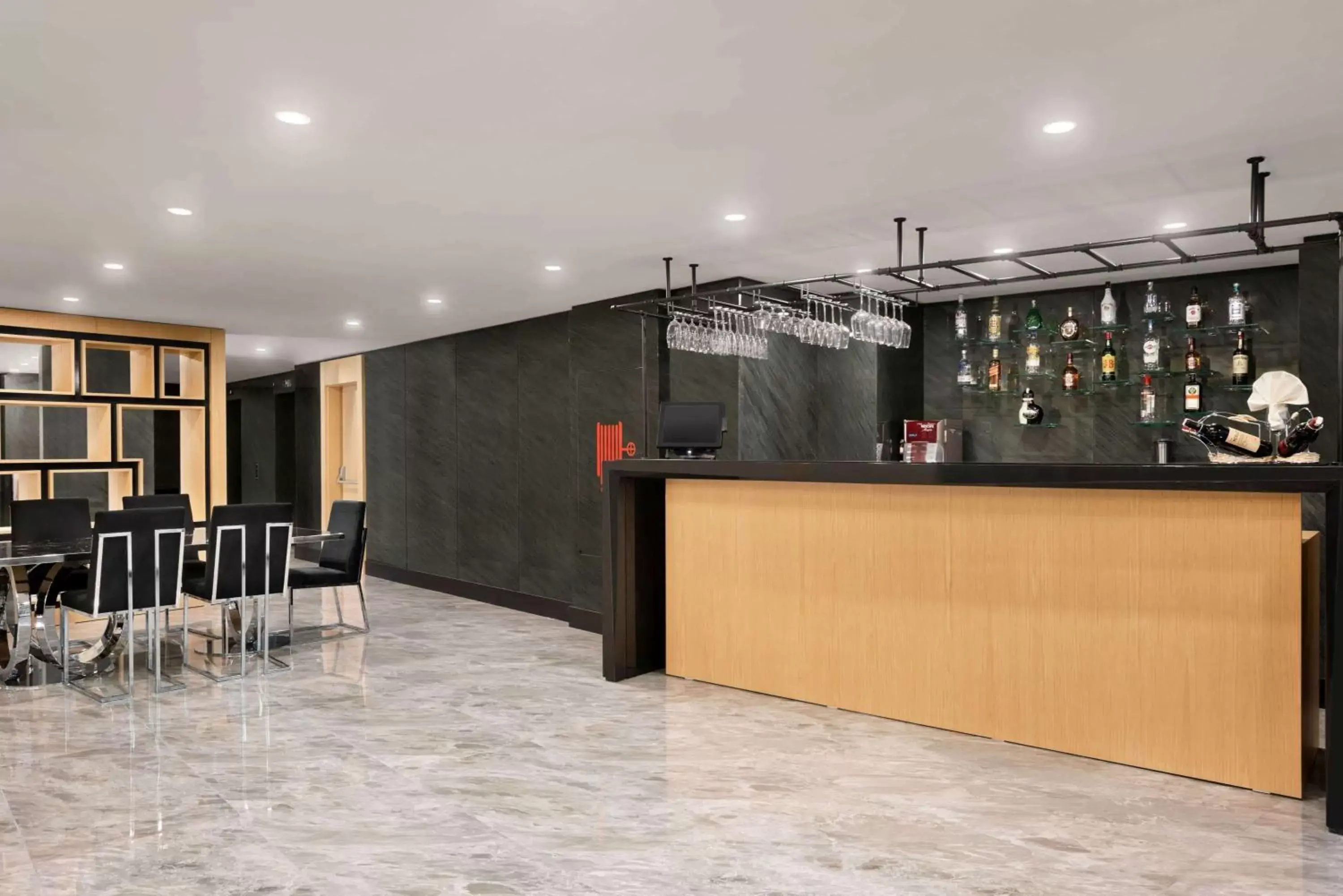 Lounge or bar in Ramada by Wyndham Sakarya Hendek Lounge or bar in Ramada by Wyndham Sakarya Hendek