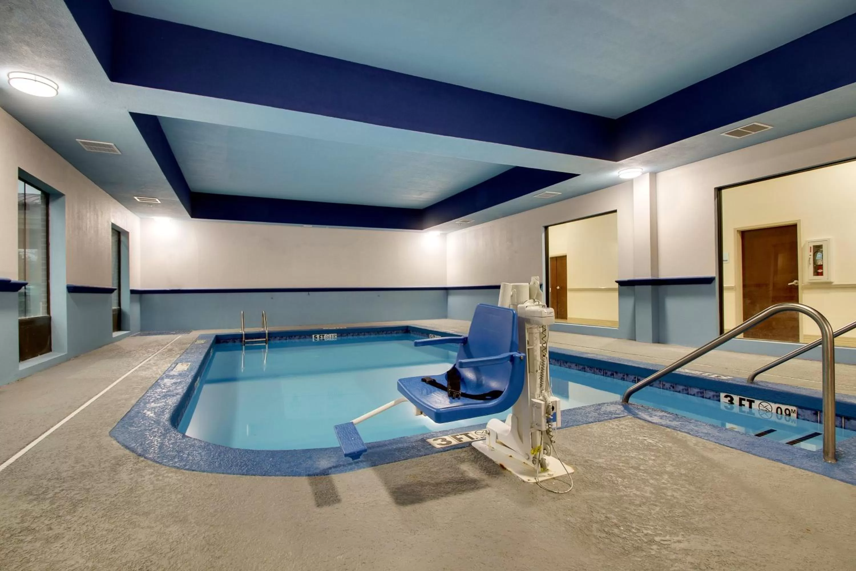 Swimming pool in Holiday Inn Express & Suites Laurel by IHG