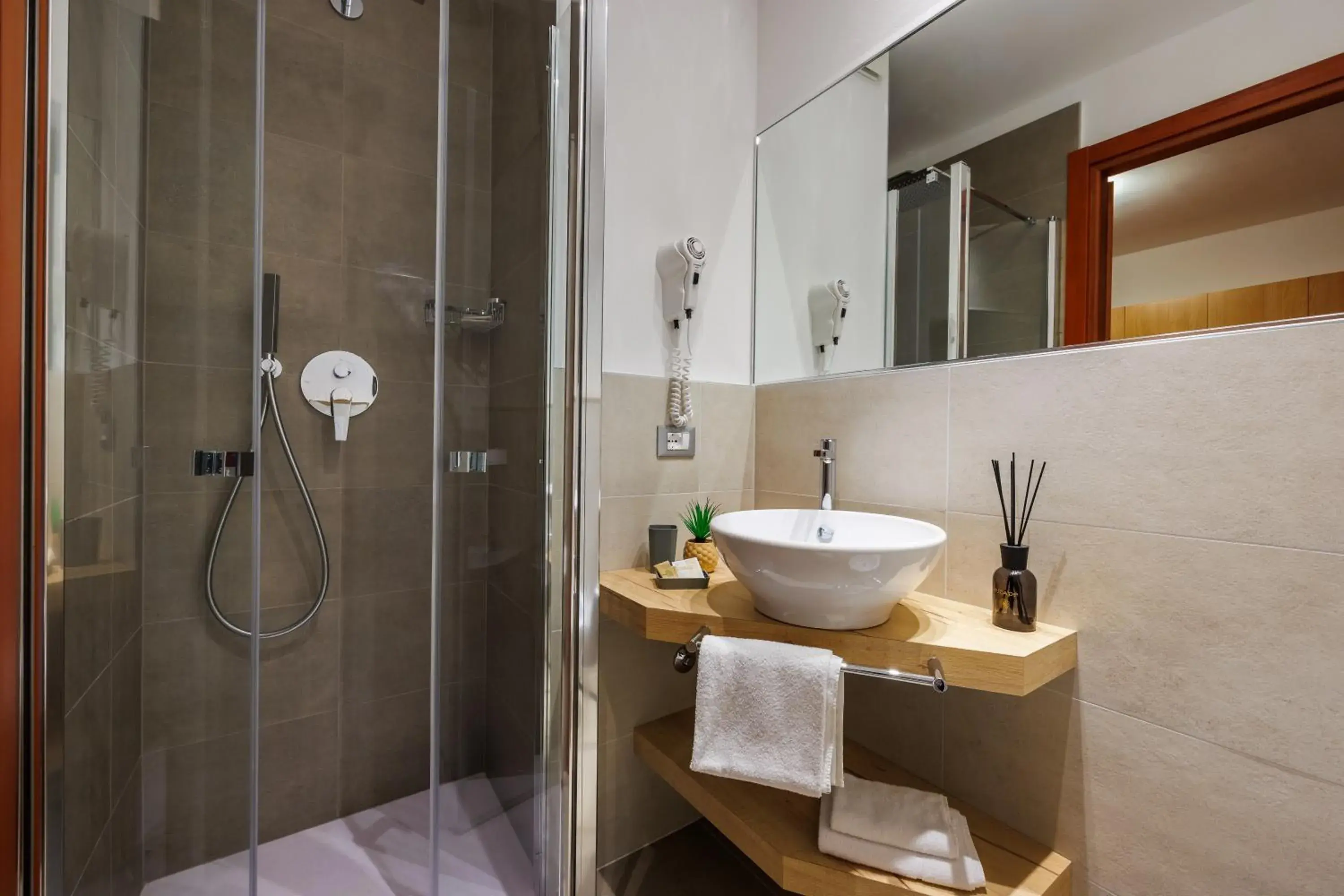 Shower, Bathroom in Hotel Jalisco