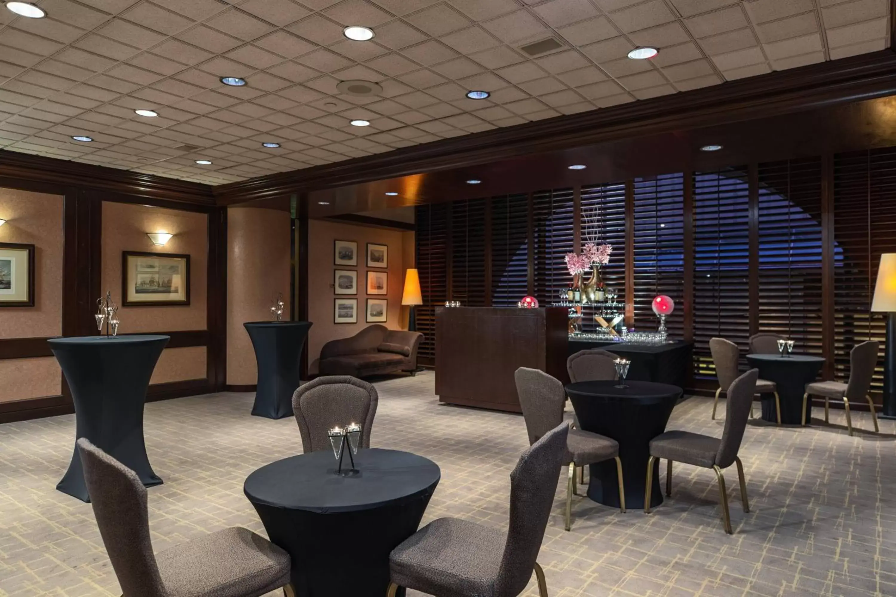 Meeting/conference room, Restaurant/Places to Eat in Metropolitan Hotel Vancouver