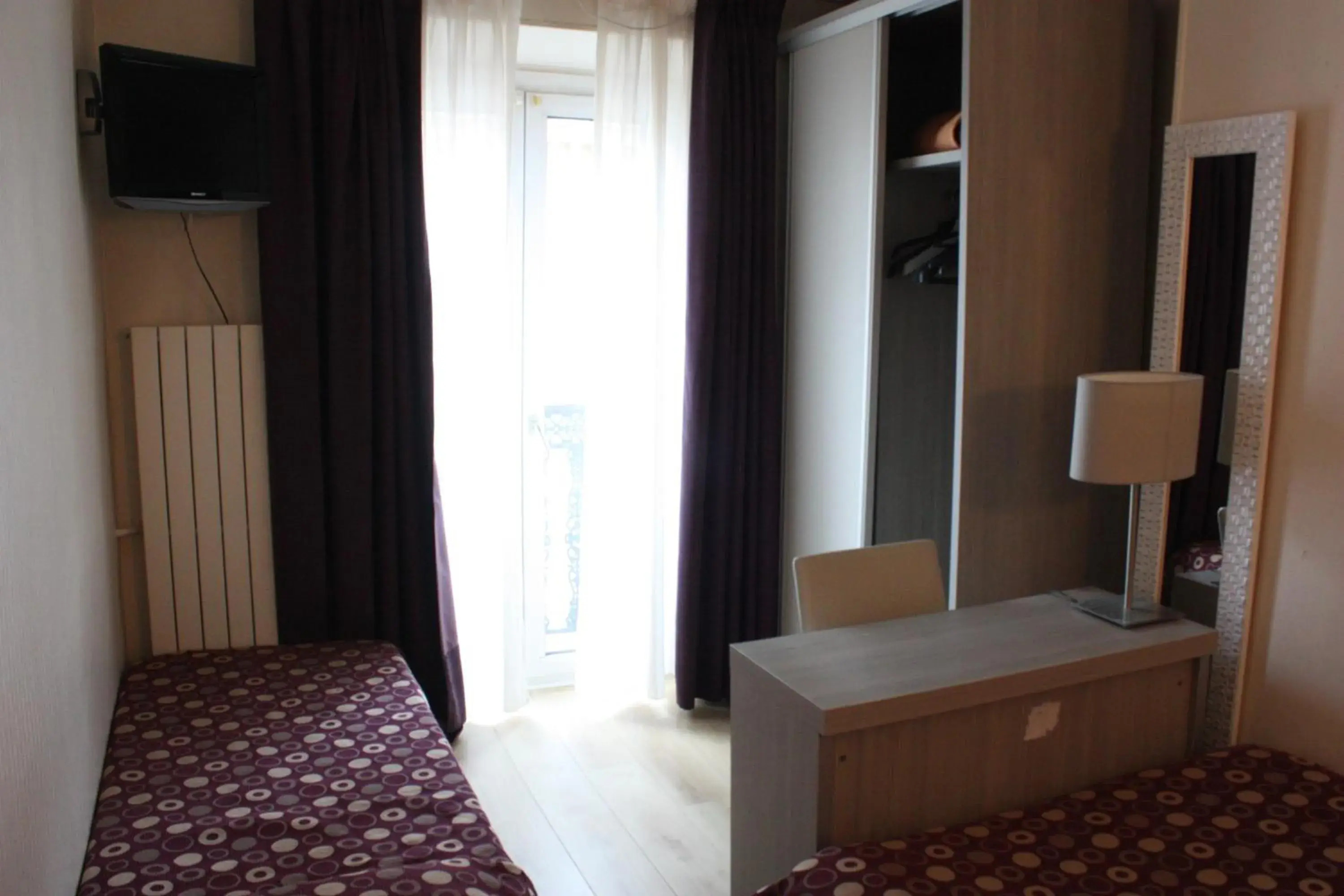 Bed, TV/Entertainment Center in Hotel Excelsior Republique
