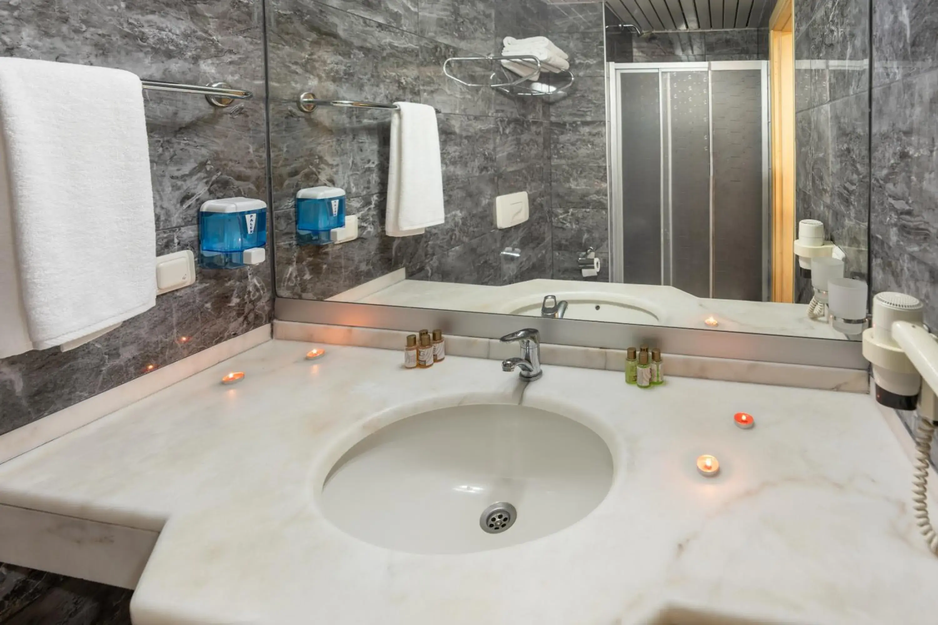 Shower, Bathroom in Grand Viking Hotel