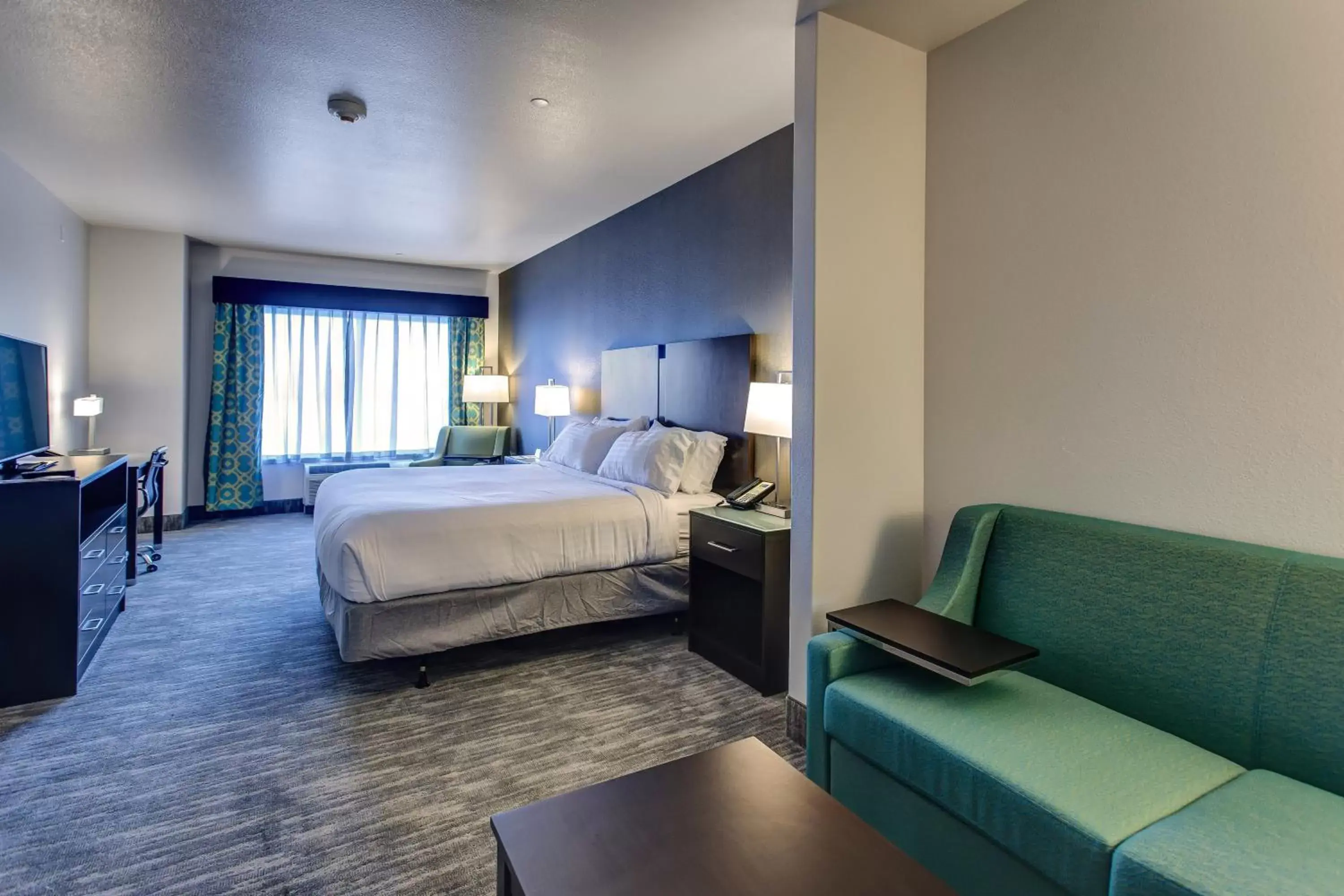 Photo of the whole room, Bed in Holiday Inn Express & Suites Gatesville - N. Ft Hood, an IHG Hotel