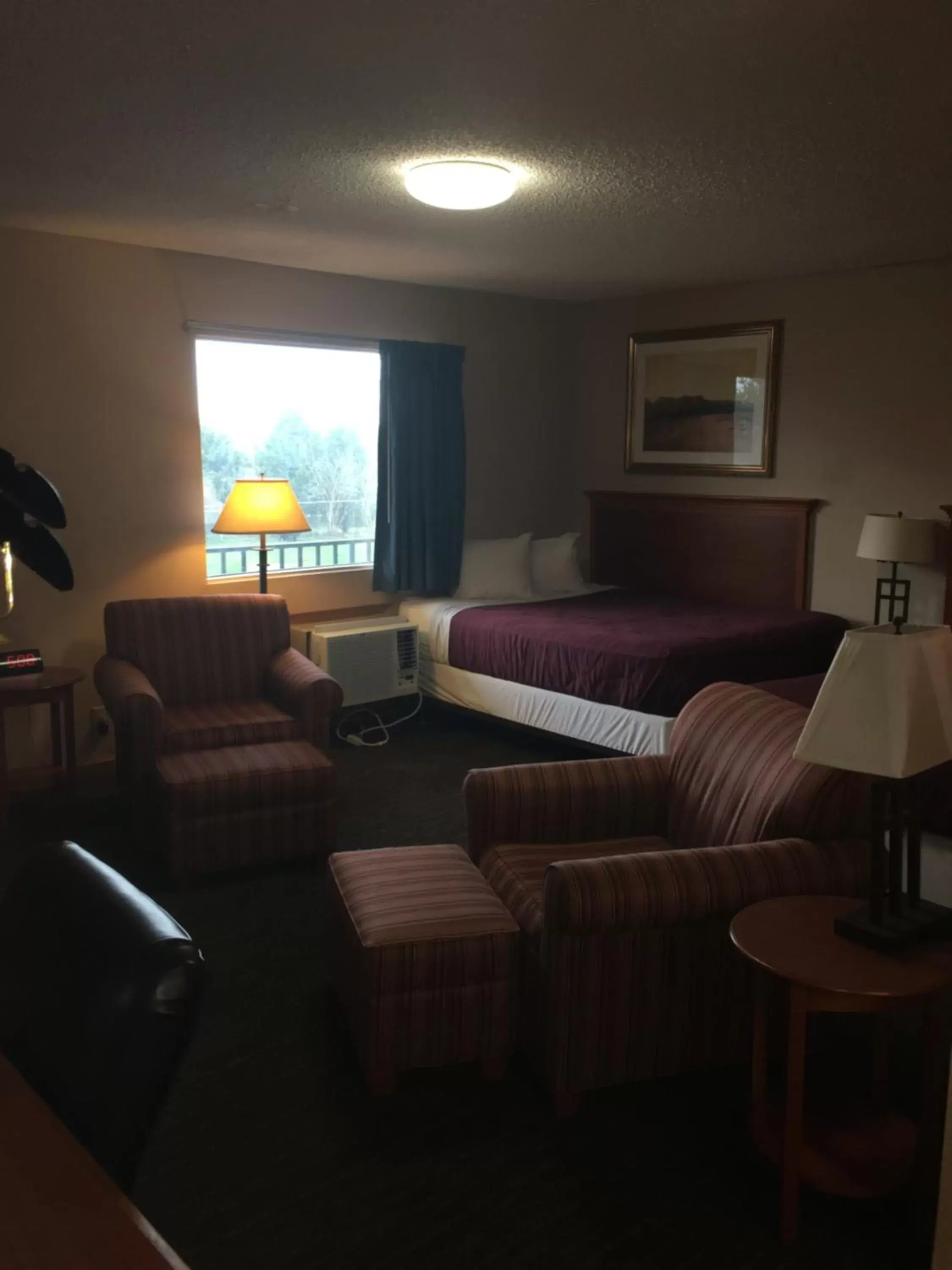 Bed, Seating Area in Rodeway Inn Sergeant Bluff - Sioux City