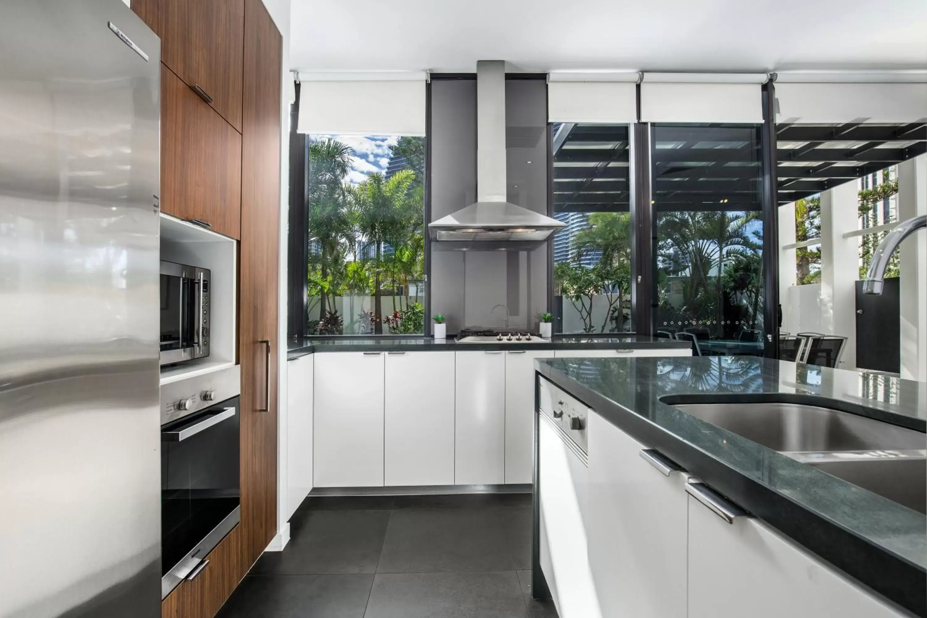 Kitchen or kitchenette, Kitchen/Kitchenette in Ultra Broadbeach