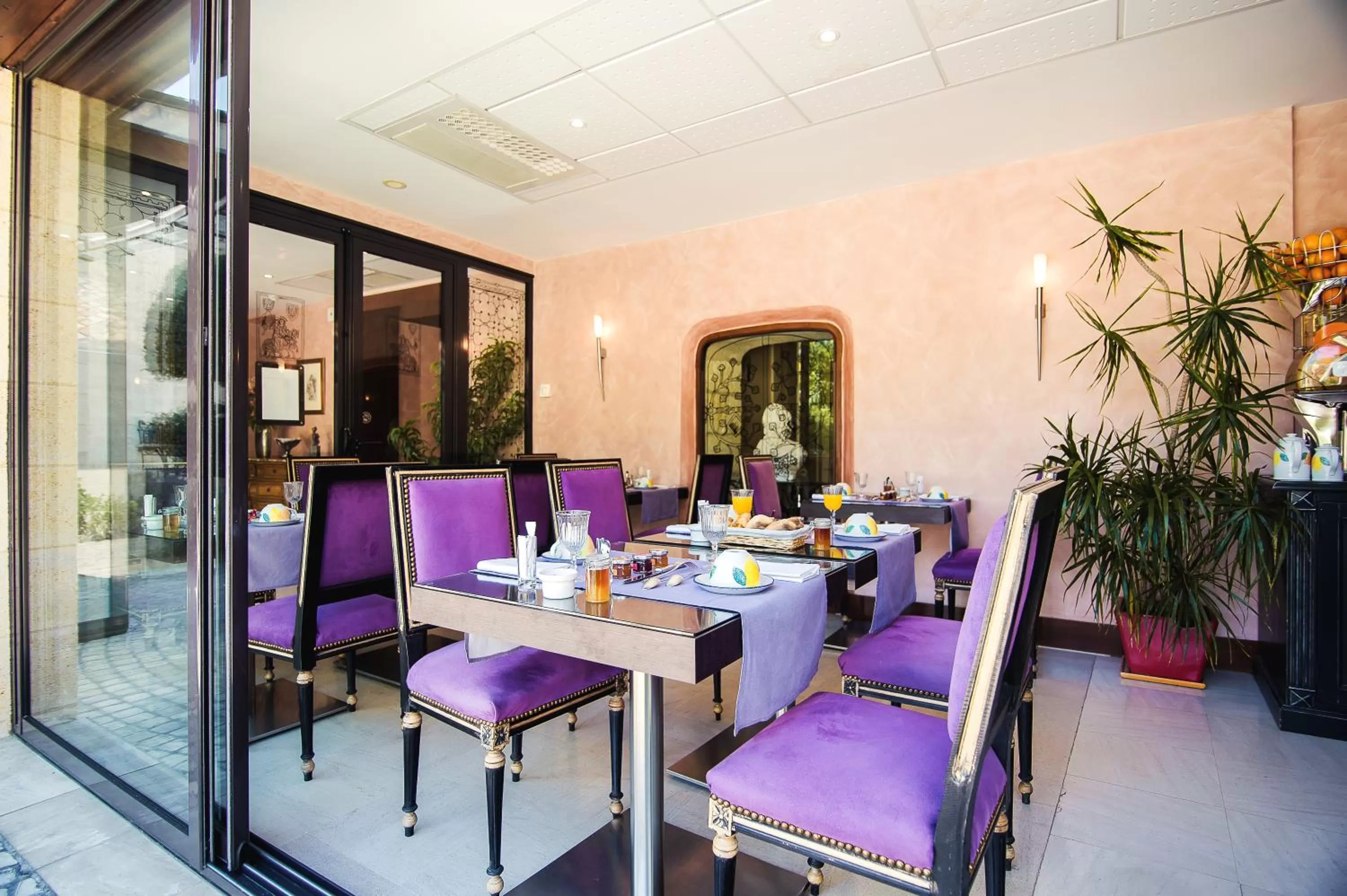 Buffet breakfast, Restaurant/Places to Eat in Hôtel Au Logis des Remparts