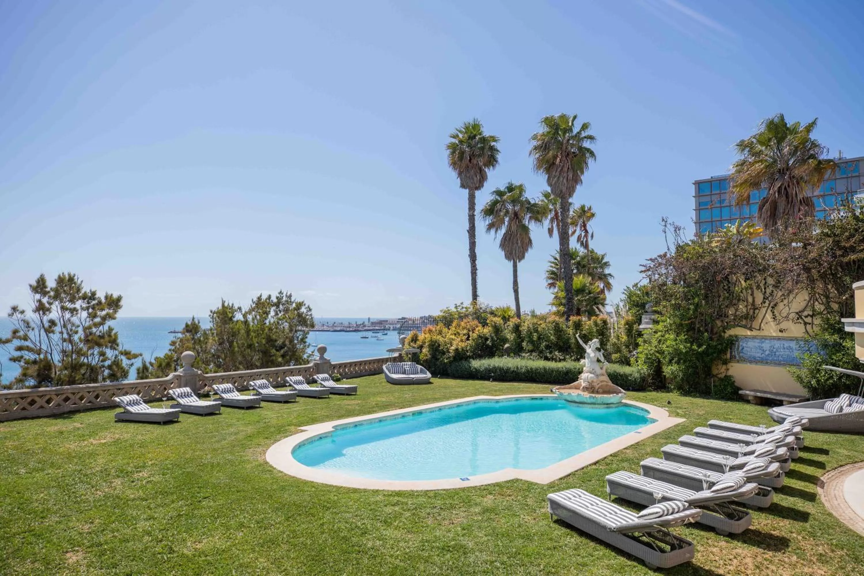 Swimming pool in Estoril Vintage Hotel