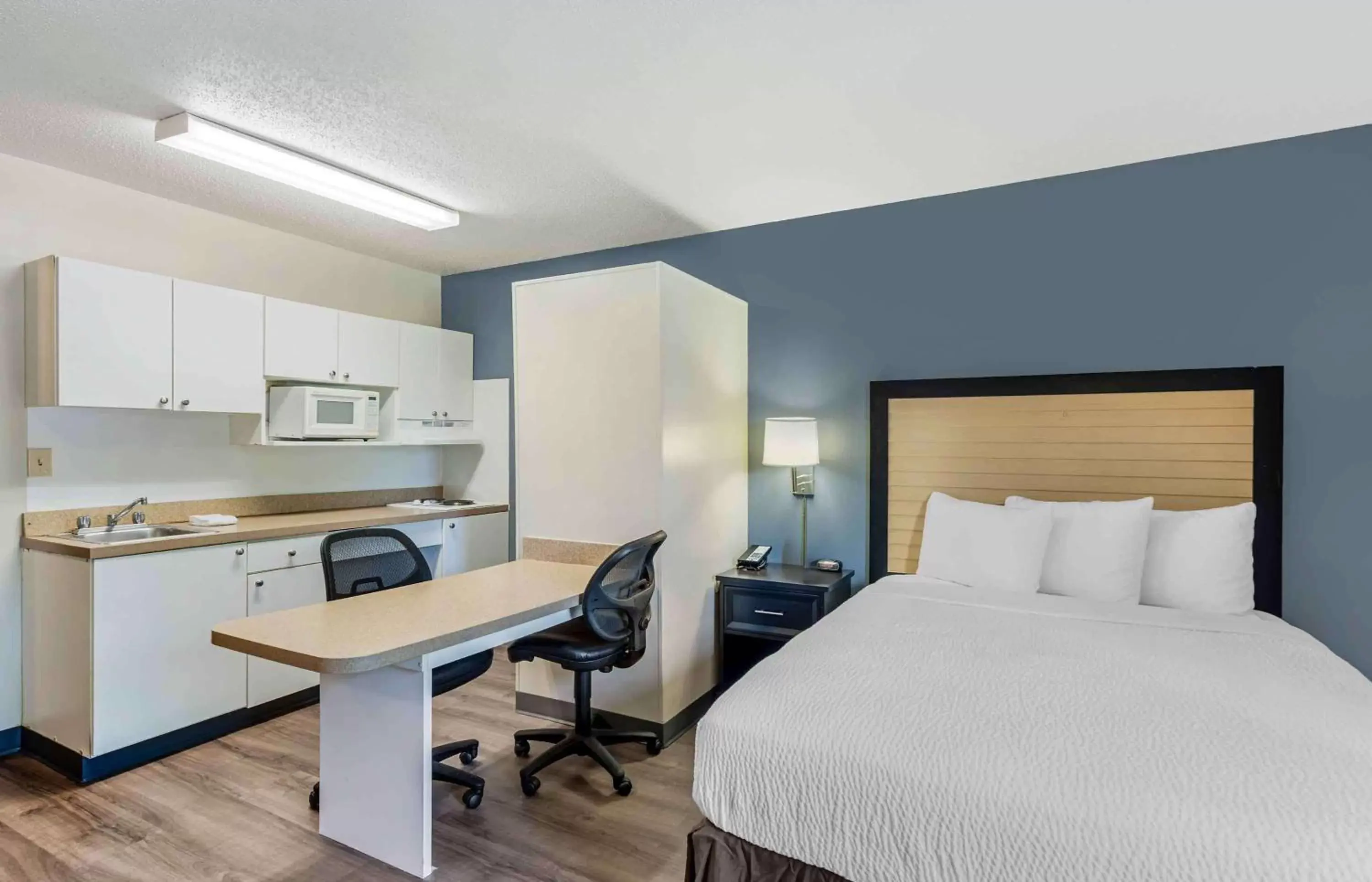 Bedroom, Kitchen/Kitchenette in Extended Stay America Select Suites - Chicago - Rolling Meadows