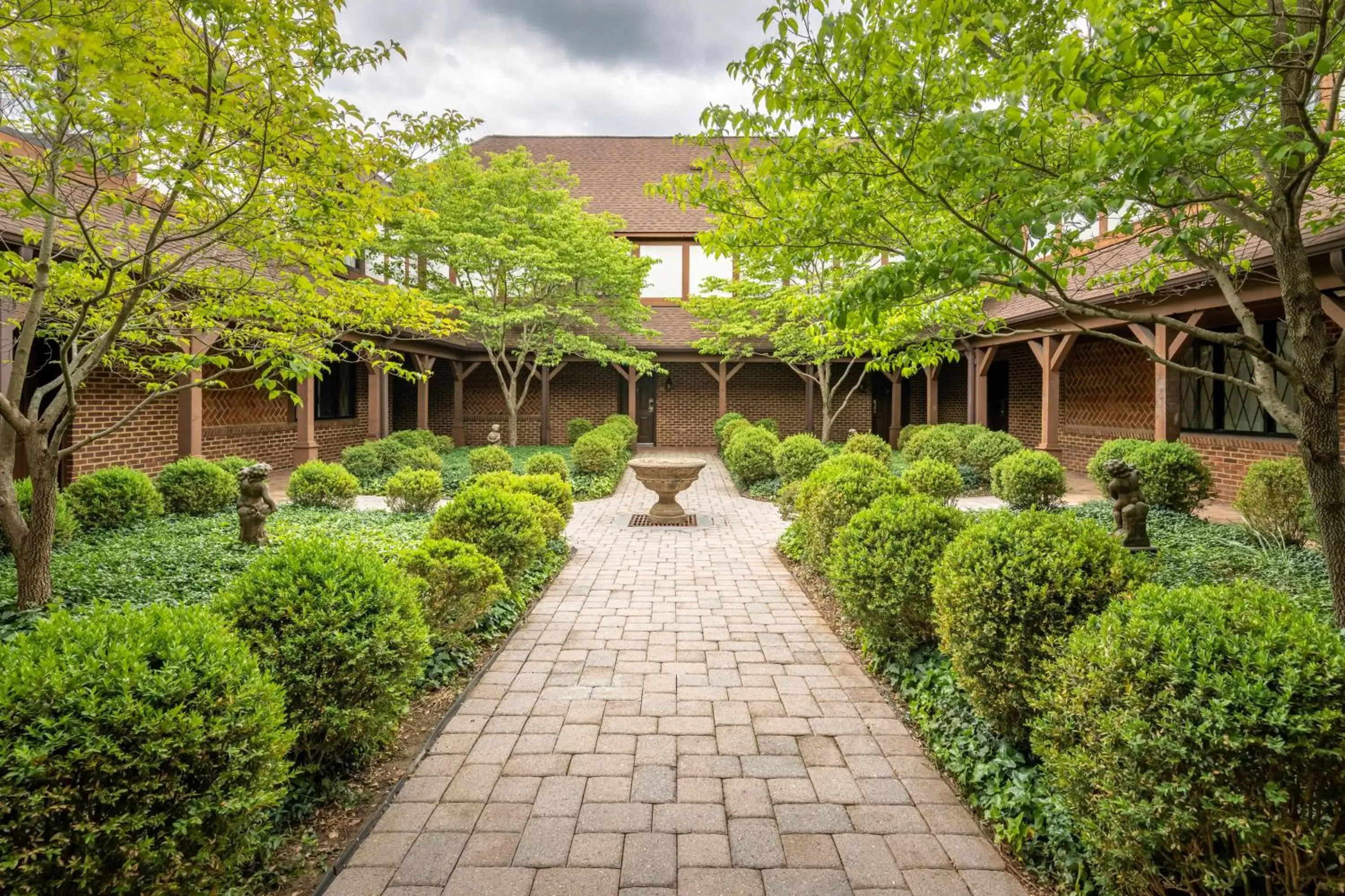 Inner courtyard view in The English Inn of Charlottesville