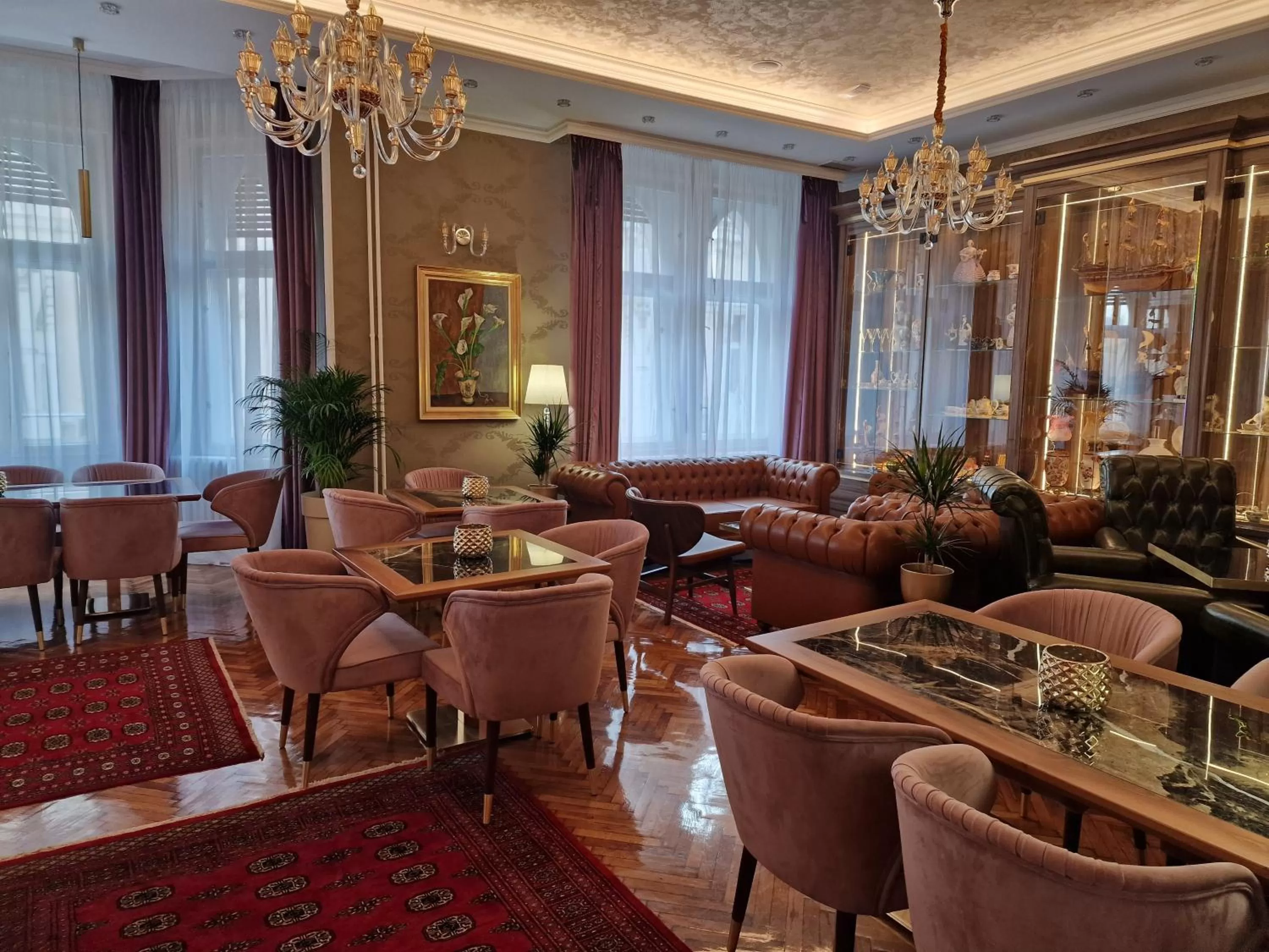 Restaurant/places to eat in Queen Palace