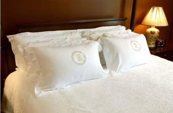 Bed in River Inn Of Harbor Town