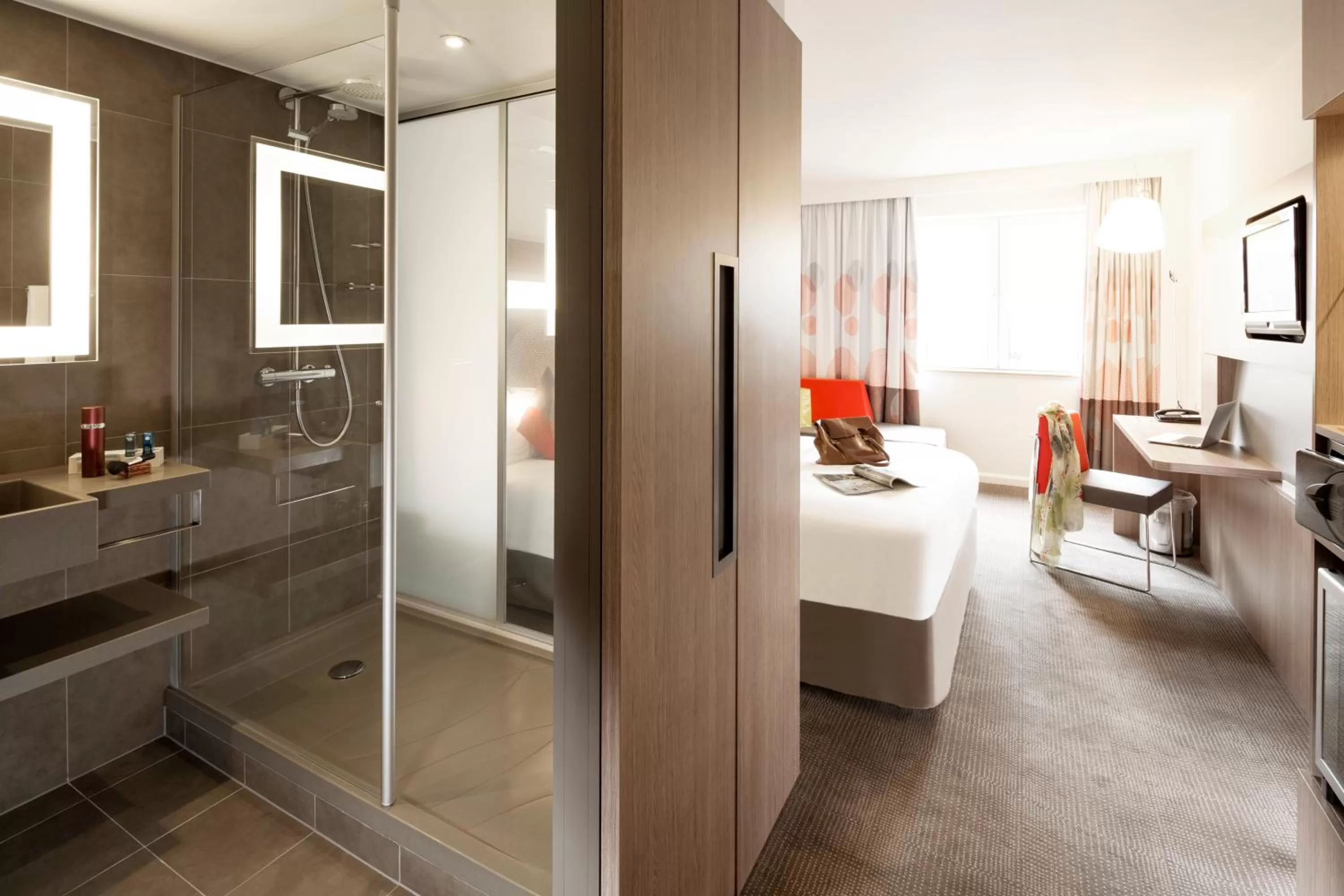 Bathroom, Bed in Novotel London Brentford