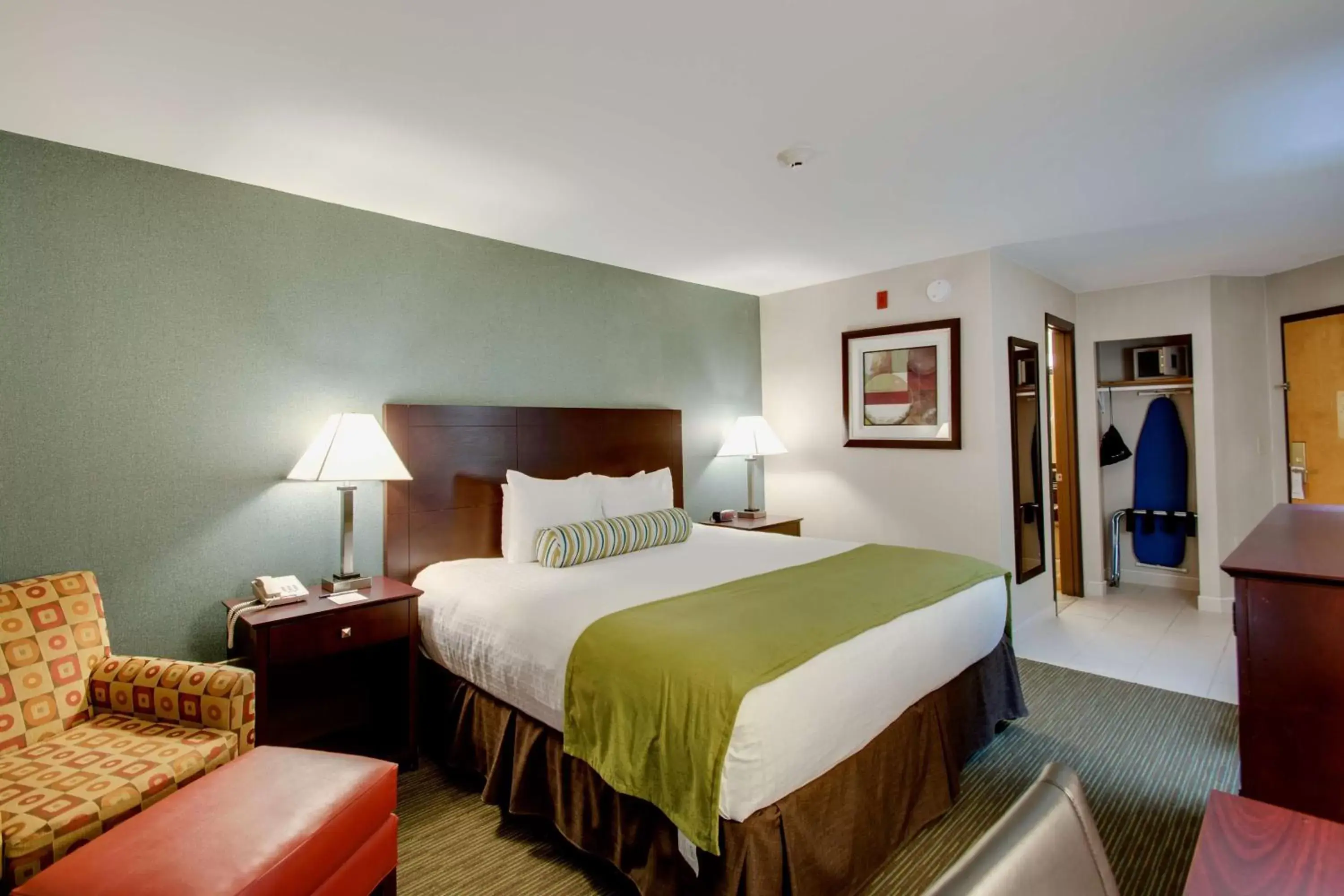 Bedroom, Bed in Best Western Plus, The Inn at Hampton