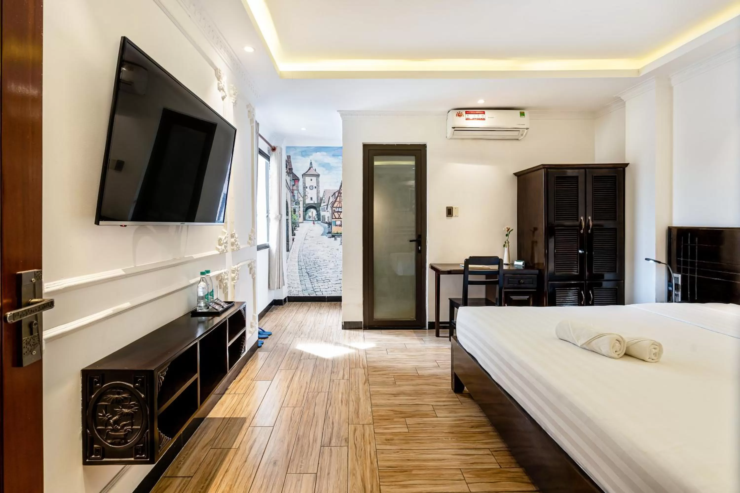 Communal lounge/ TV room, Bed in Lotus Laverne Hotel