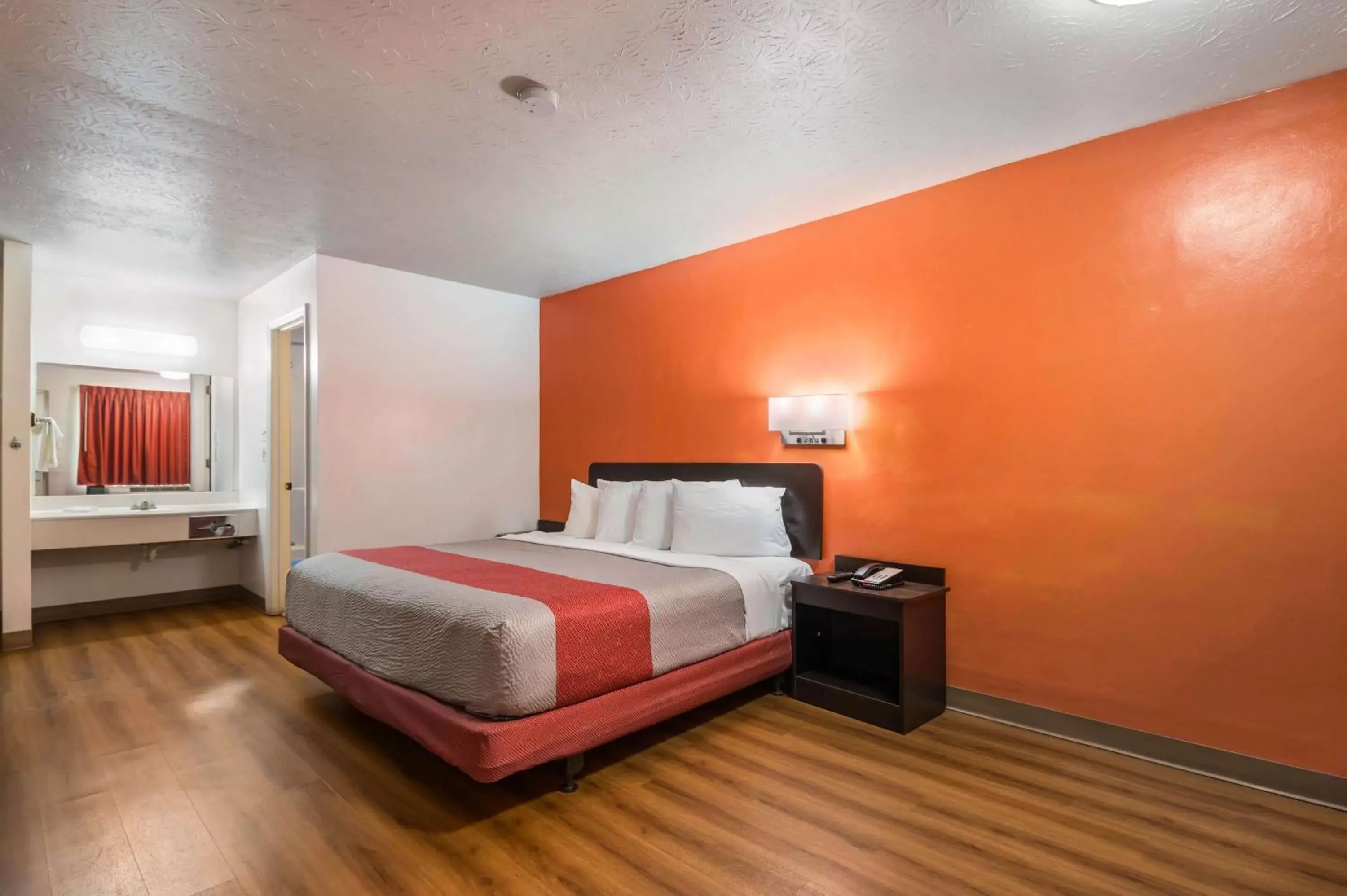Photo of the whole room, Bed in Motel 6-Attalla, AL