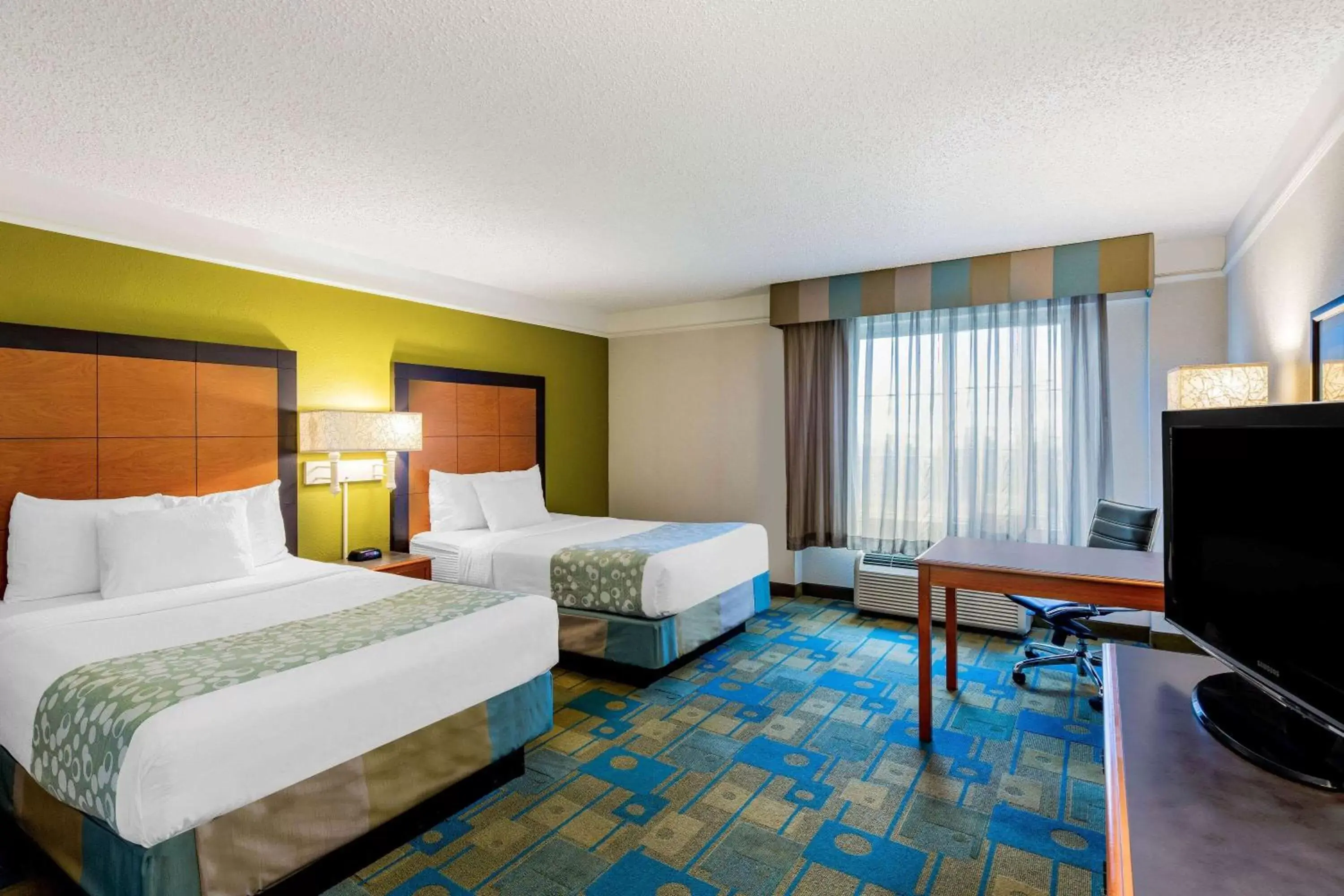 Photo of the whole room, Bed in La Quinta by Wyndham Fremont / Silicon Valley