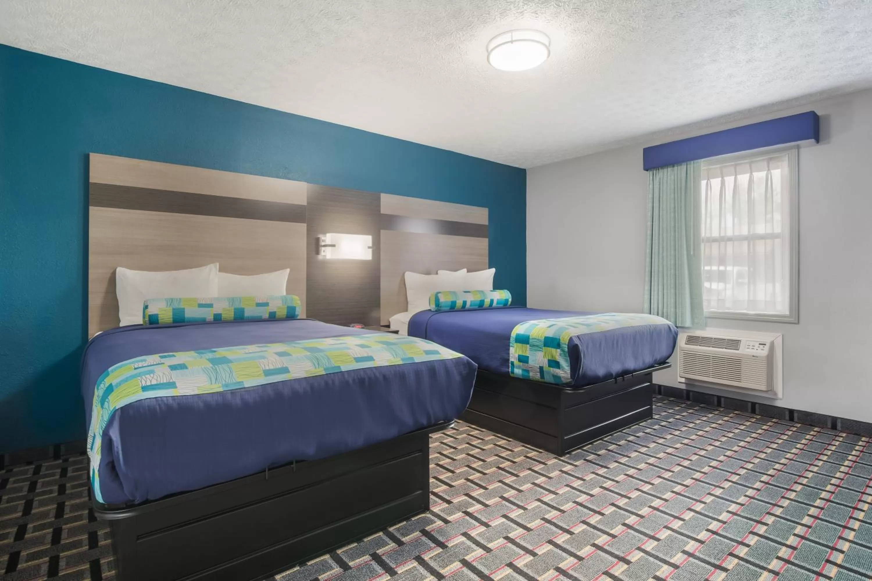 Bed in Knights Inn and Suites Salem