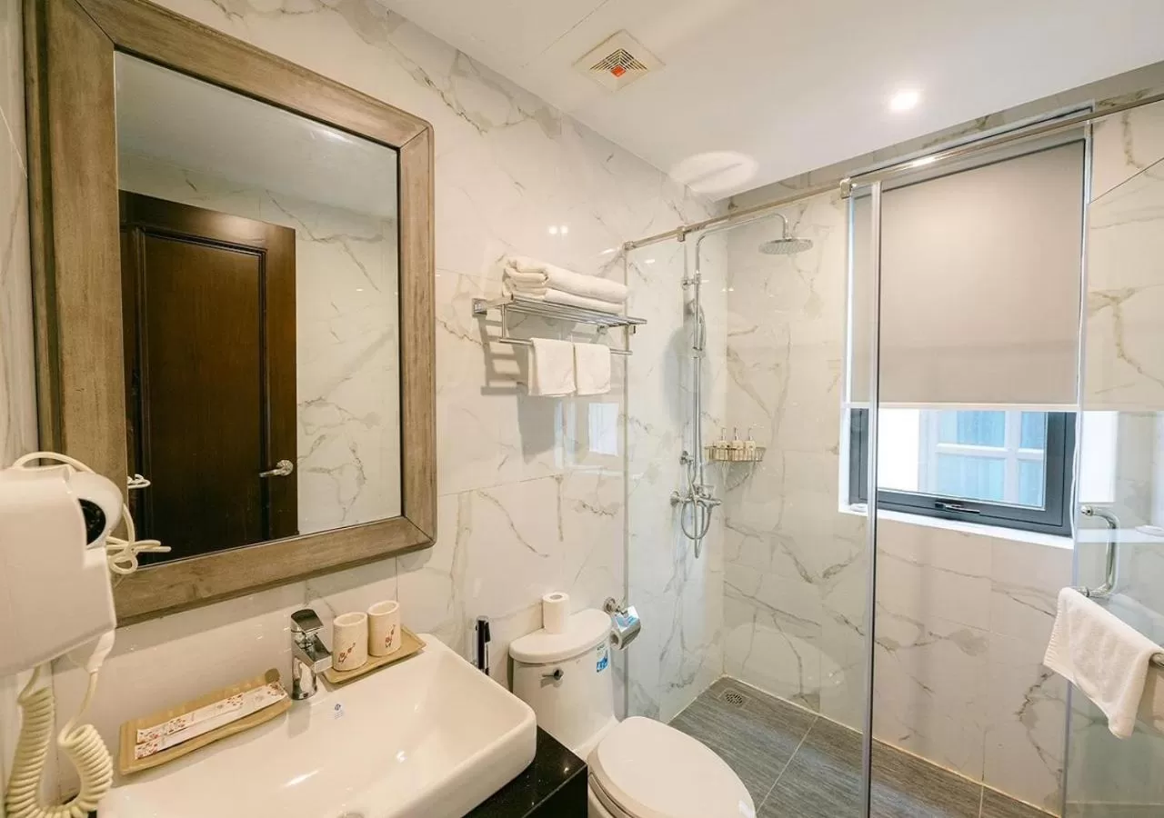 Shower in Marigold Hotel Hanoi