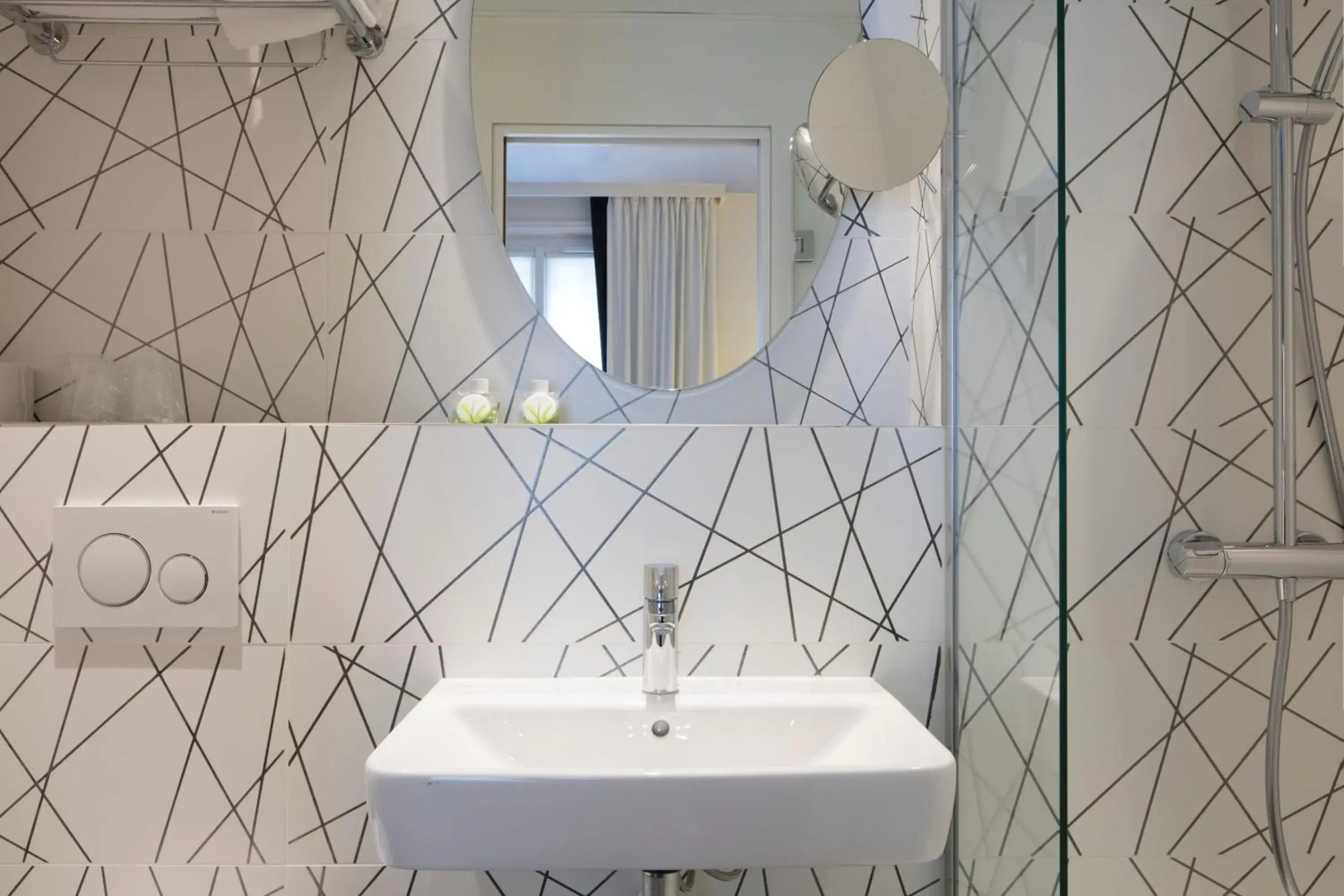 Shower, Bathroom in Nouvel Hotel Eiffel