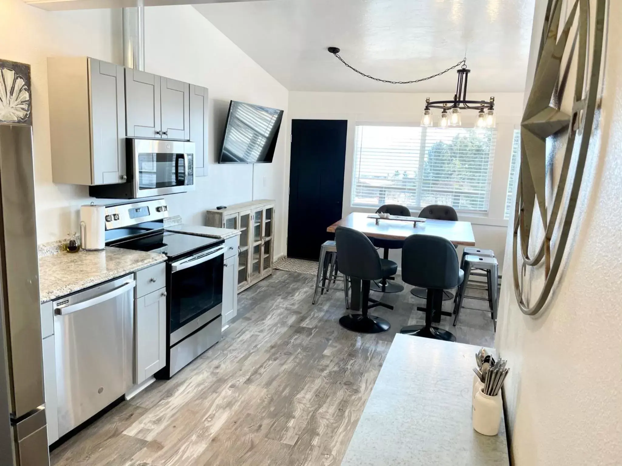 Kitchen/Kitchenette in Seafarer Suites