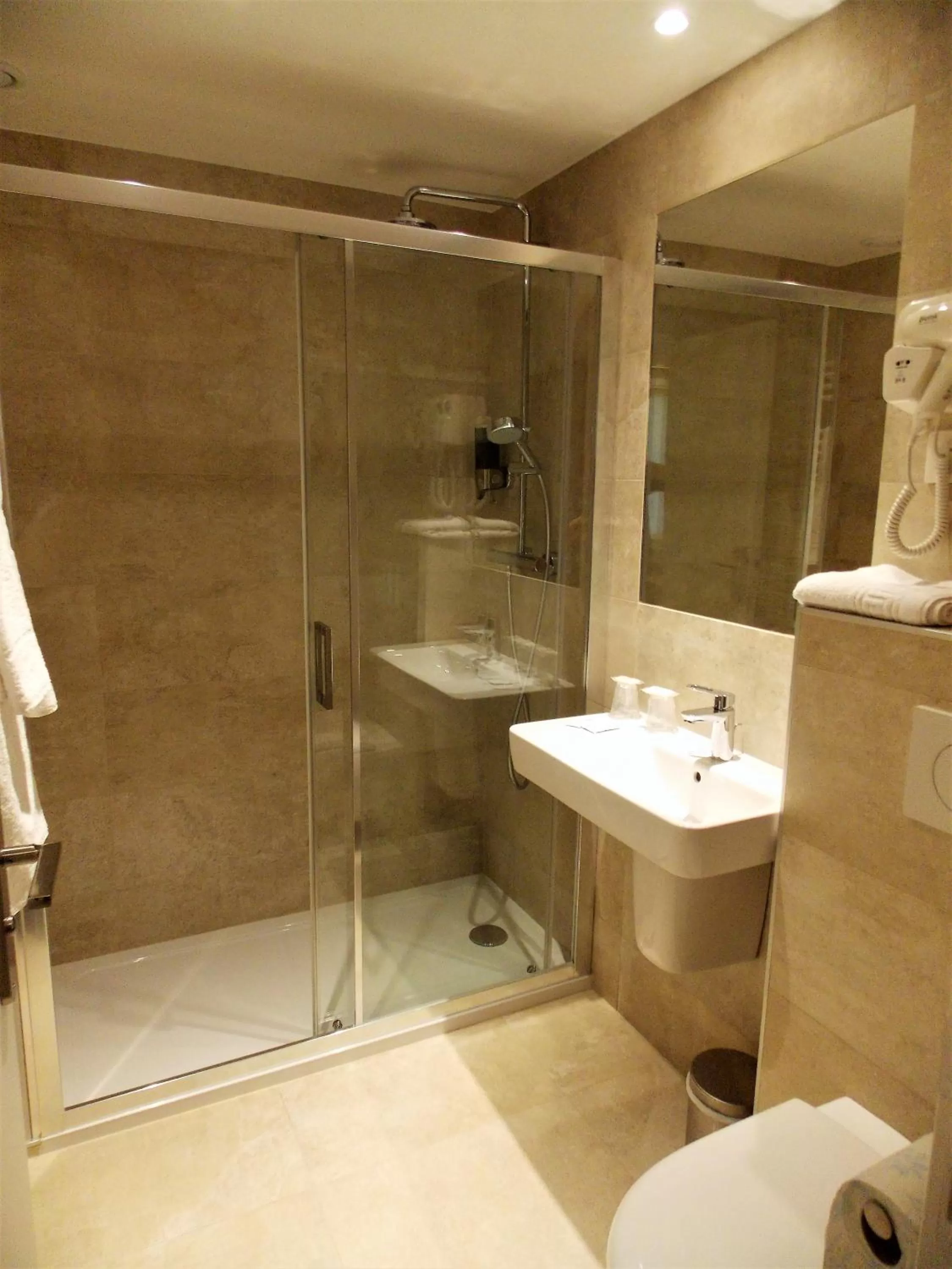 Bathroom in Excelsior Batignolles