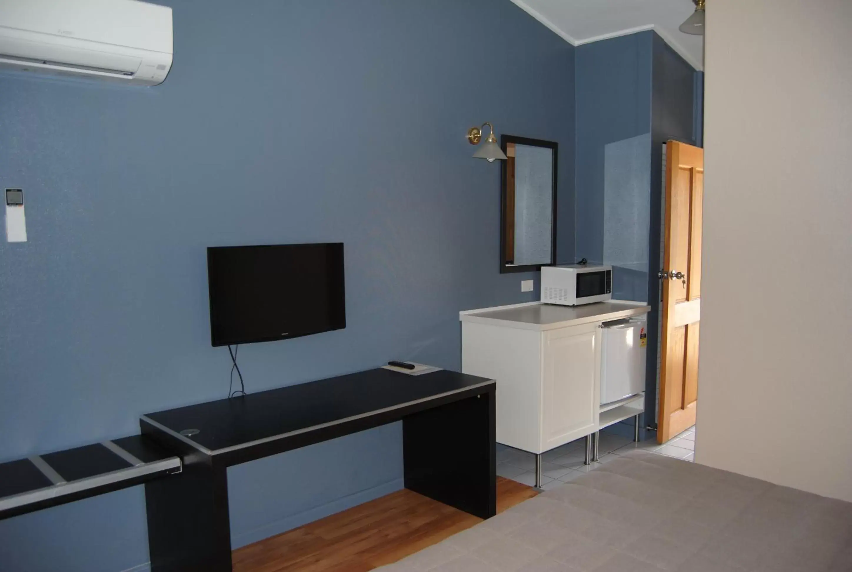 TV and multimedia, TV/Entertainment Center in Airlie House Motor Inn